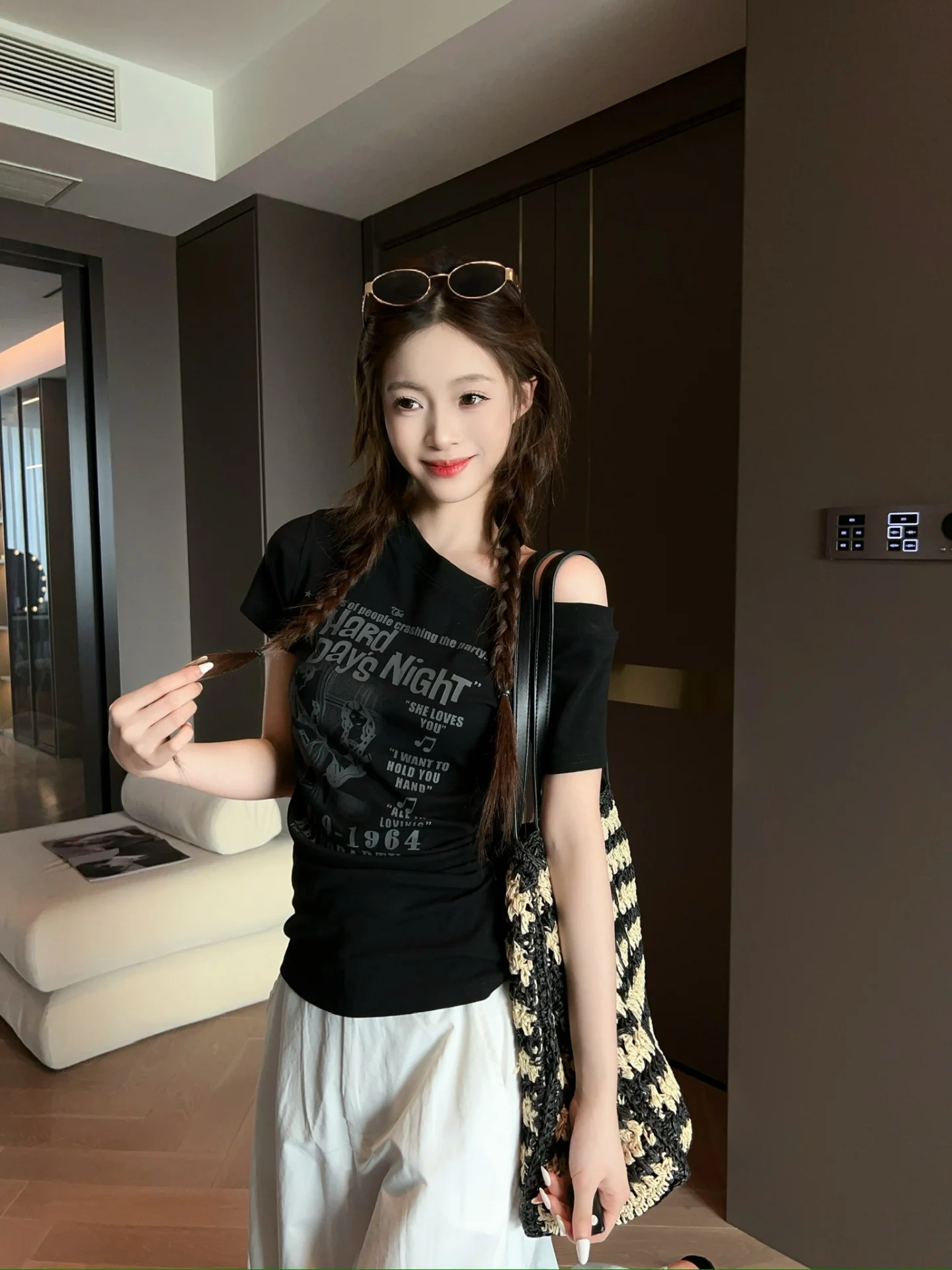 Fashionable Retro Short Sleeve T-Shirt Women's Summer 2026 Slimming Versatile Short Length Top Trendy Cotton Blend Crew Neck
Fashionable Retro Short Sleeve T-Shirt Women's Summer 2026 Slimming Versatile Short Length Top Trendy Cotton Blend Crew Neck