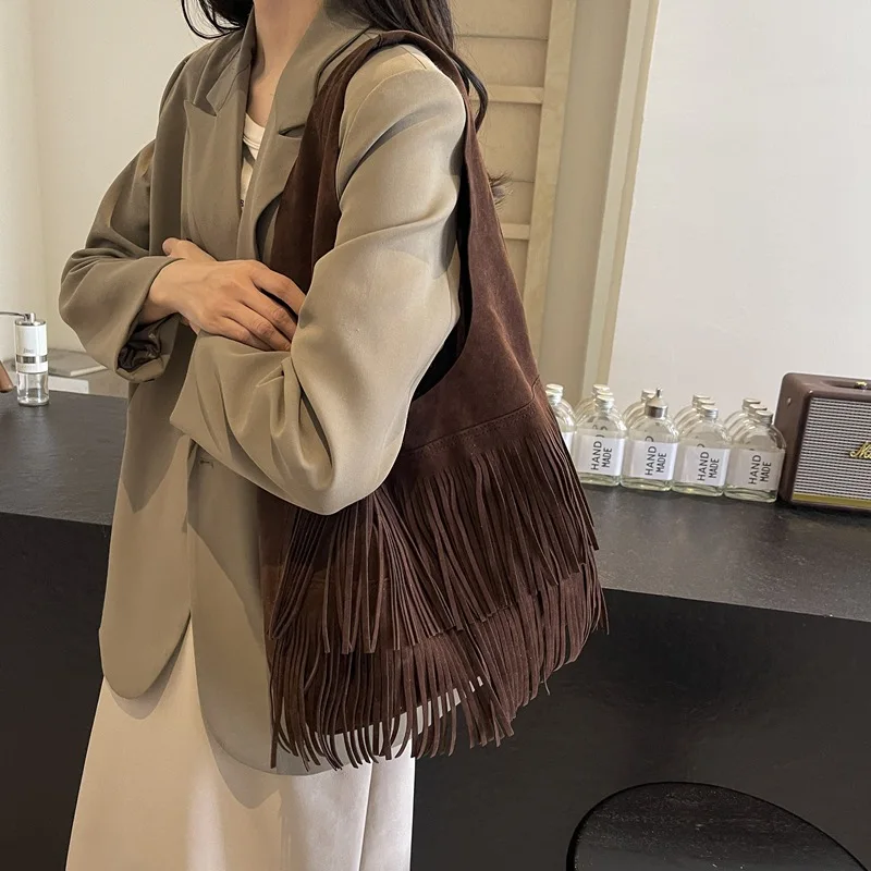 High End Minimalist Tote Bag 2025 Spring summer Fashionable Tassel Single Shoulder Women's bag Large Capacity Frosted Bucket sac
High End Minimalist Tote Bag 2025 Spring summer Fashionable Tassel Single Shoulder Women's bag Large Capacity Frosted Bucket sac