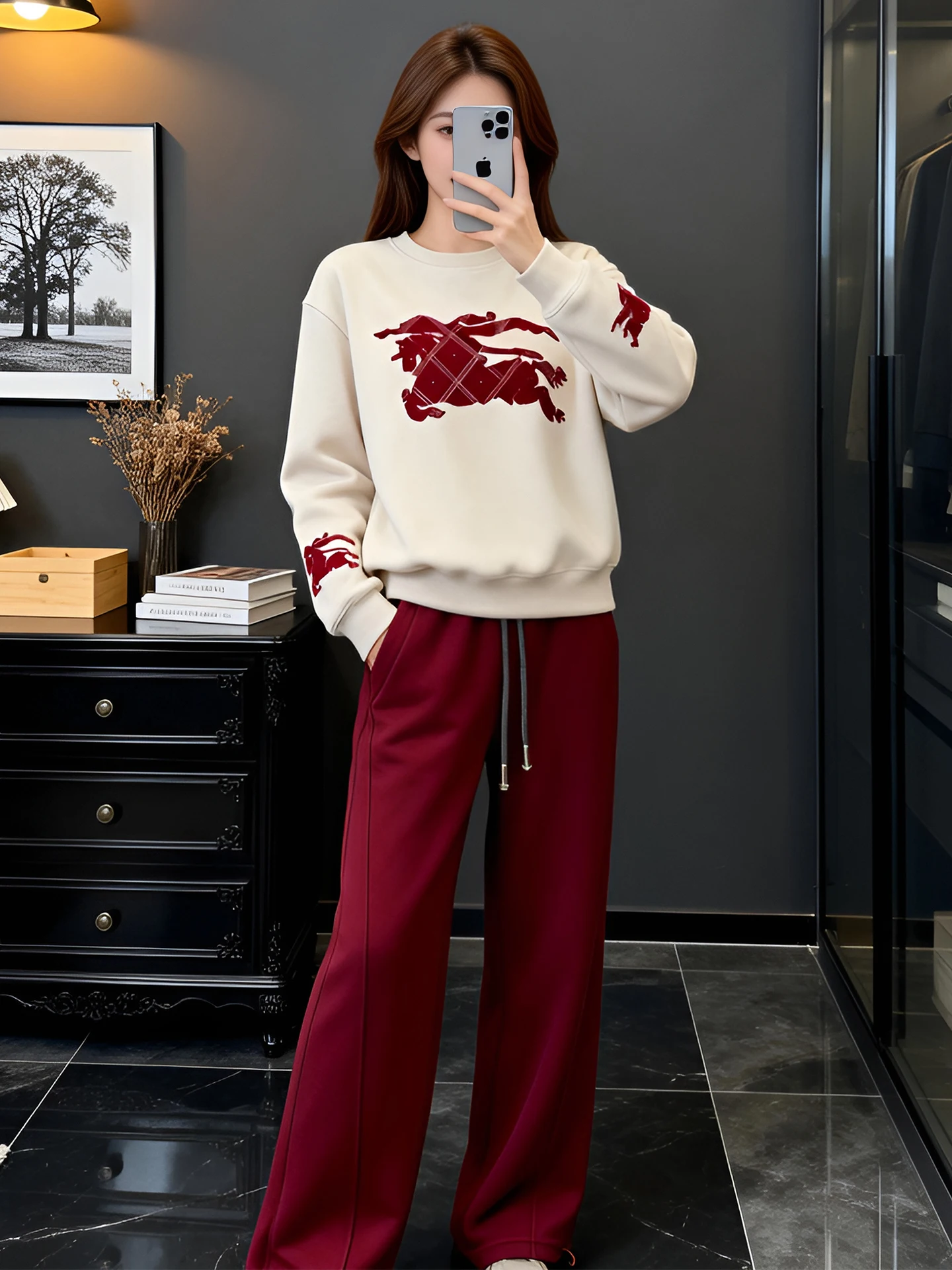Women's Casual Sportswear Set Fleece Lined Wide Leg Pants Sweatshirt Two Piece Comfortable Loose Fit Autumn Winter Fashion
Women's Casual Sportswear Set Fleece Lined Wide Leg Pants Sweatshirt Two Piece Comfortable Loose Fit Autumn Winter Fashion