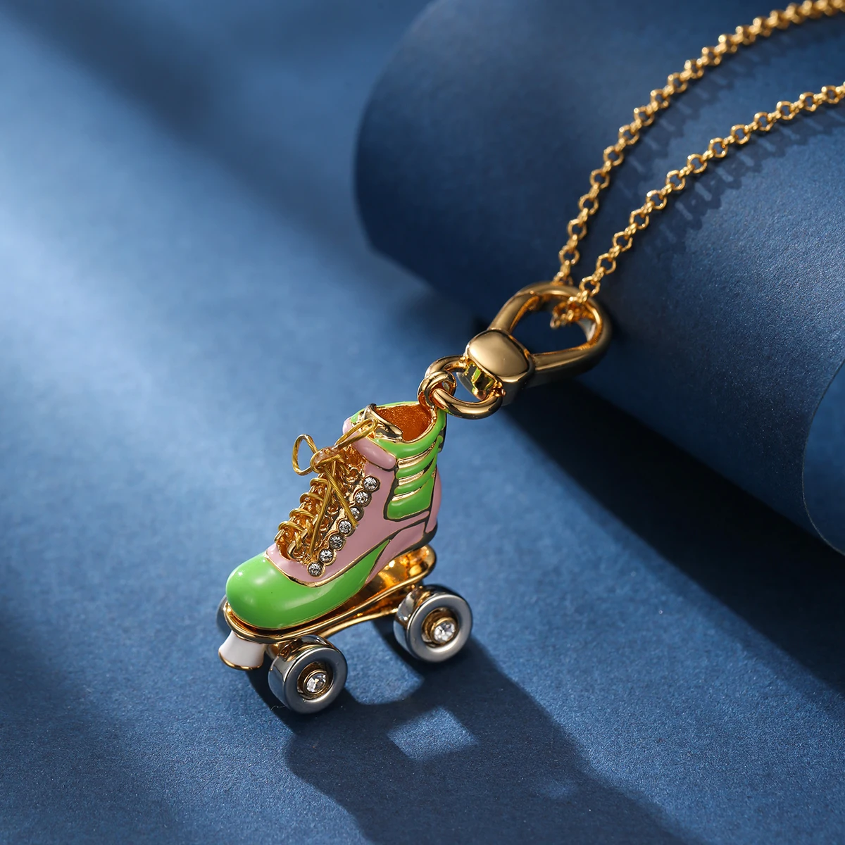 1Pc Exquisite Enamel-glazed Roller Skate Pendant,Diamond-encrusted Shoe Necklace,Women's Bag Charm Keychain Christmas Gift
1Pc Exquisite Enamel-glazed Roller Skate Pendant,Diamond-encrusted Shoe Necklace,Women's Bag Charm Keychain Christmas Gift