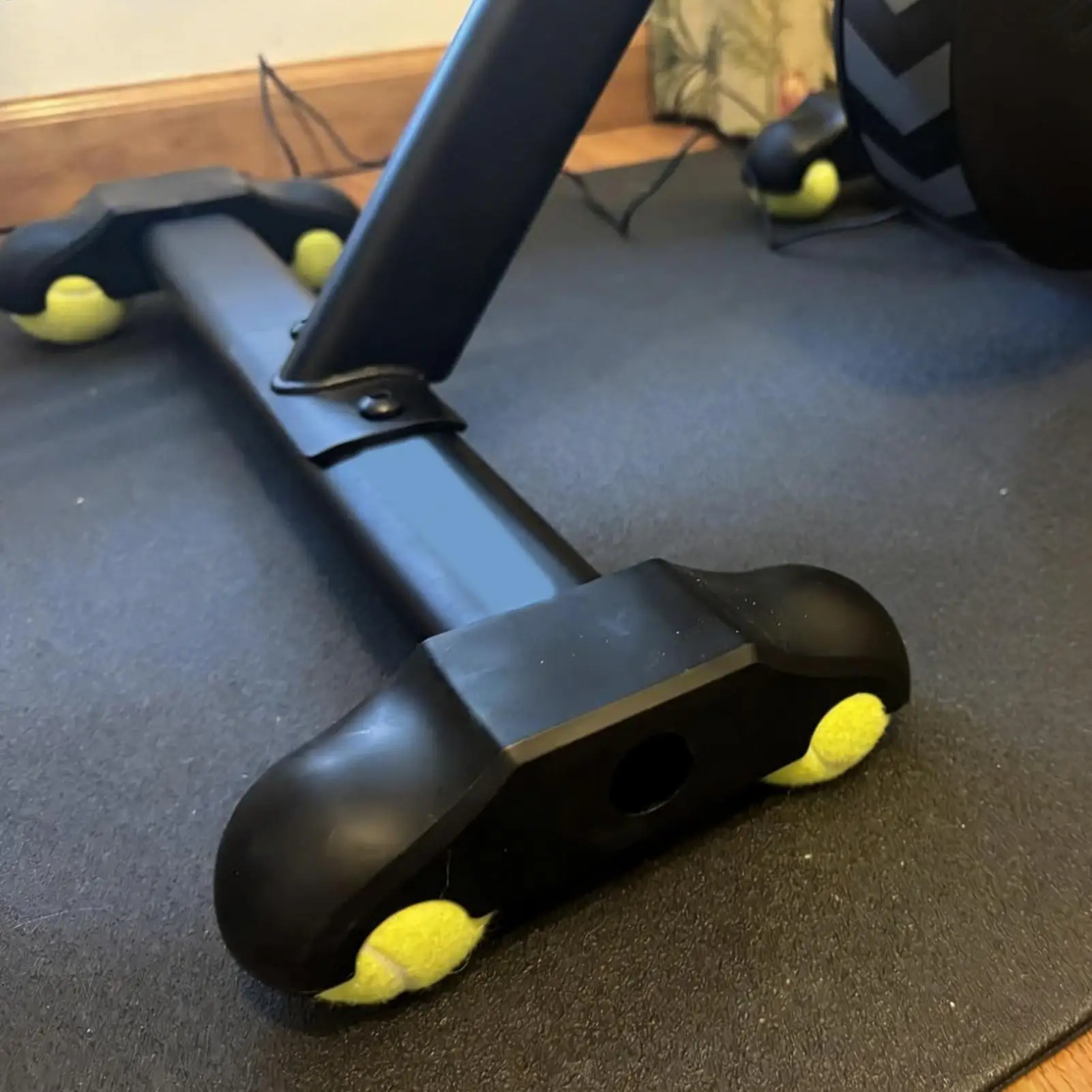 Комплект для снижения шума от велотренажера: виброгасящие подставки с теннисными мячами для домашнего спортзала и гостиной
Комплект для снижения шума от велотренажера: виброгасящие подставки с теннисными мячами для домашнего спортзала и гостиной