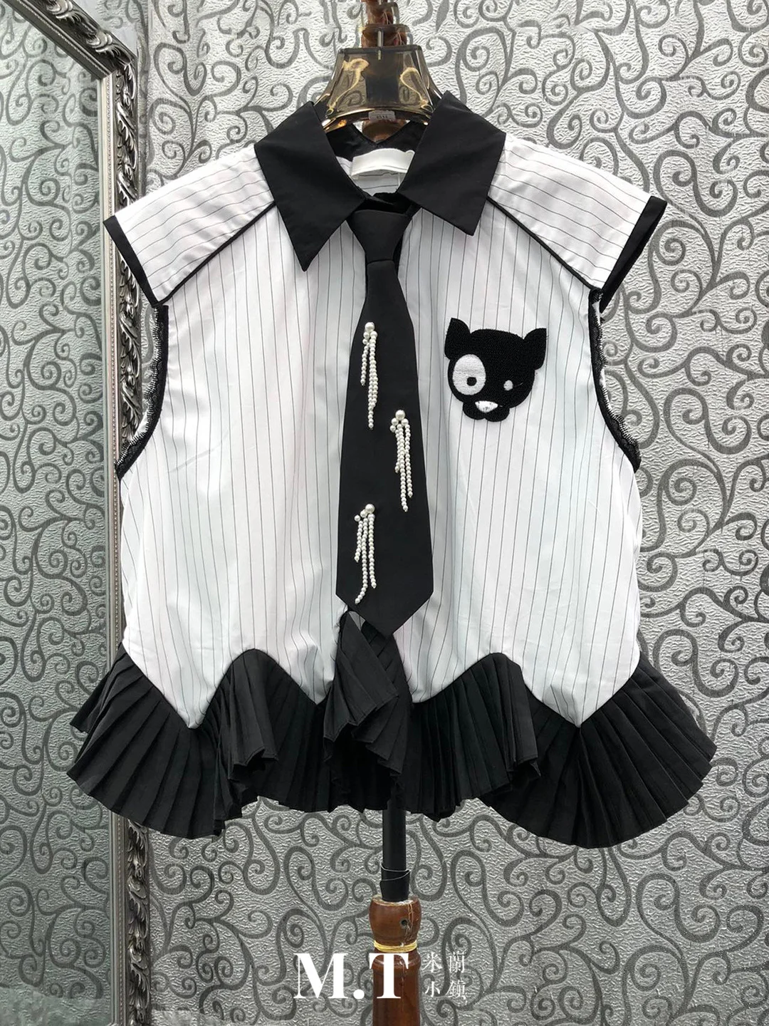Milan Small Town Southern Oil Version European Goods Embroidered Dog Pearl Collar Tie Stripe Sleeveless Shirt Women's Fashion
Milan Small Town Southern Oil Version European Goods Embroidered Dog Pearl Collar Tie Stripe Sleeveless Shirt Women's Fashion