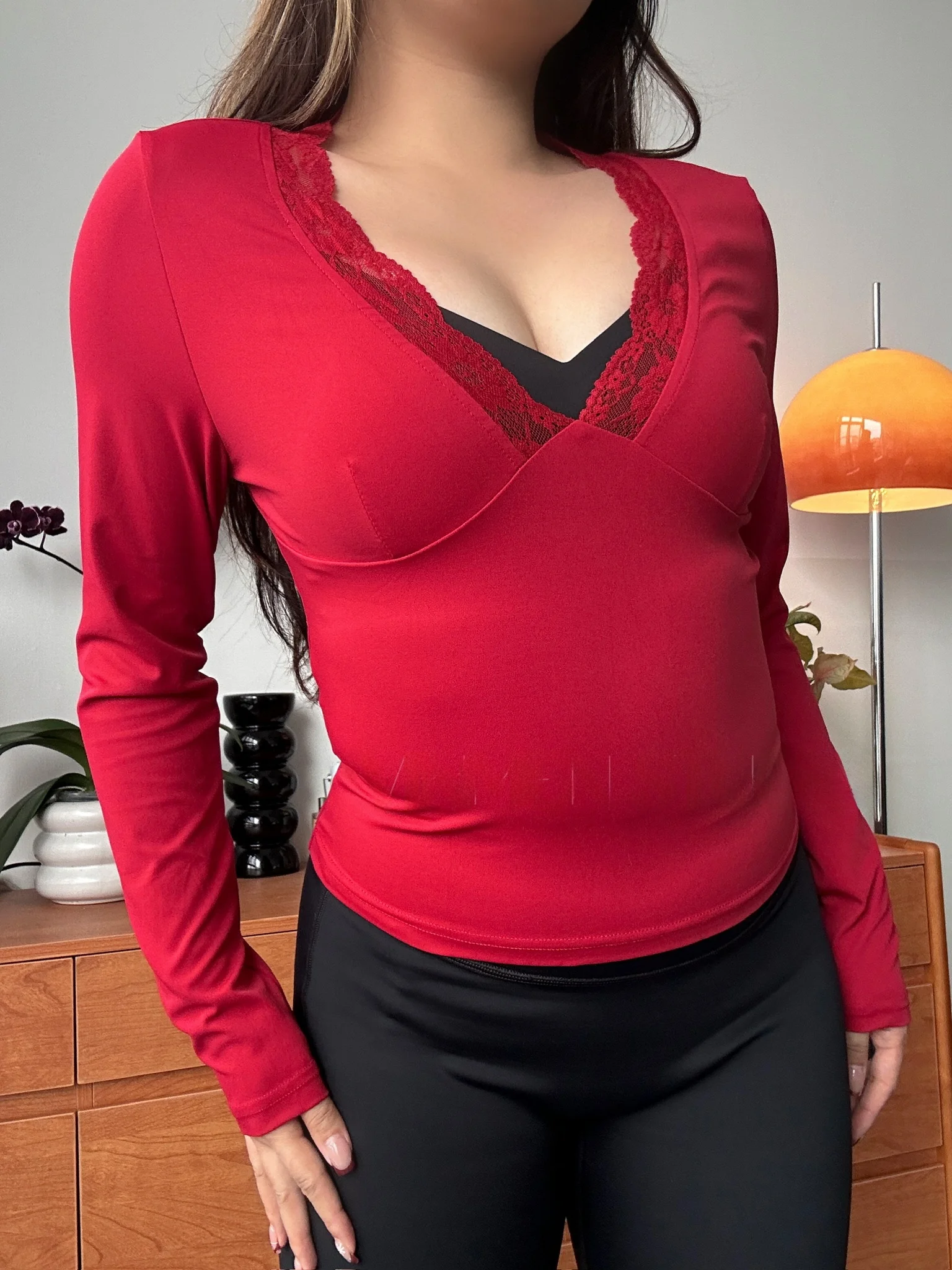 Женская футболка Rebellious Auntie Red Bla с длинным рукавом, кружевом, глубоким V-образным вырезом, укороченная, из смесового полиэстера и спандекса, в уличном стиле
Женская футболка Rebellious Auntie Red Bla с длинным рукавом, кружевом, глубоким V-образным вырезом, укороченная, из смесового полиэстера и спандекса, в уличном стиле