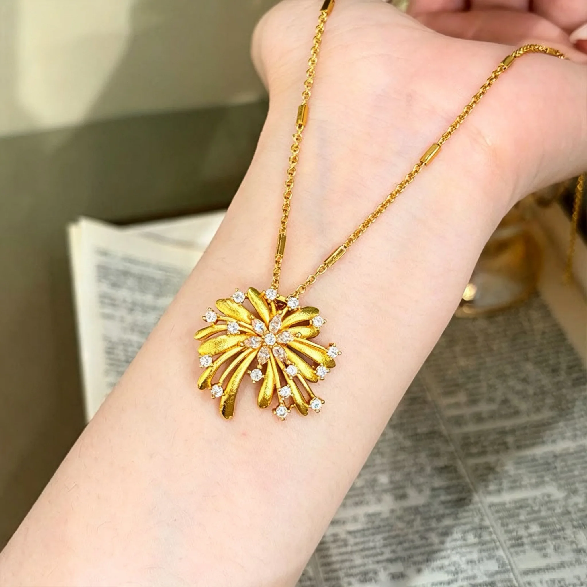 Luxurious 9999 diamond-encrusted dazzling necklace pendant, niche light luxury design, clavicle chain
Luxurious 9999 diamond-encrusted dazzling necklace pendant, niche light luxury design, clavicle chain