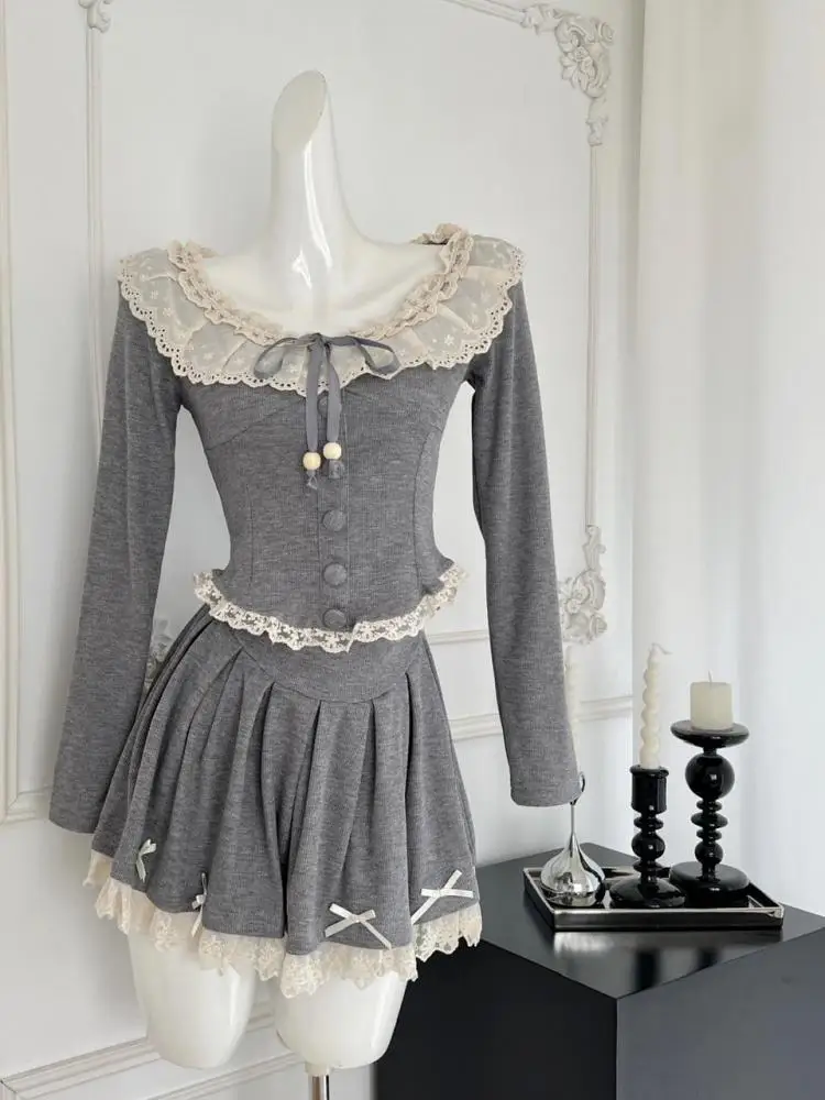 Осенние женские серые лоскутные оборки с круглым вырезом, однобортные вязаные короткие топы + тонкая плиссированная юбка с высокой талией, винтажный комплект из двух предметов
Осенние женские серые лоскутные оборки с круглым вырезом, однобортные вязаные короткие топы + тонкая плиссированная юбка с высокой талией, винтажный комплект из двух предметов