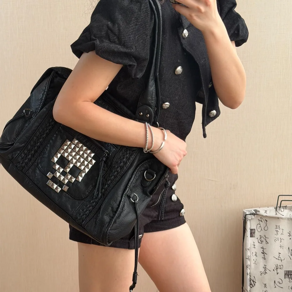 Original Locomotive Bag Rivet Skull Black Handbag Large Capacity Shoulder Messenger Bags Fashionable Women's Bags
Original Locomotive Bag Rivet Skull Black Handbag Large Capacity Shoulder Messenger Bags Fashionable Women's Bags