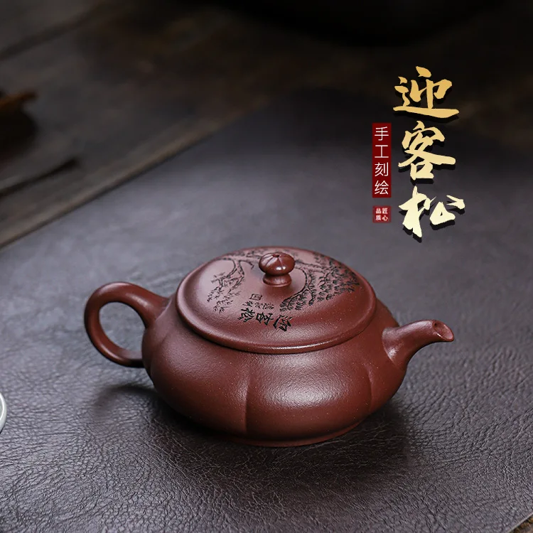 Yixing handmade purple clay pot Yangjiaoshan purple mud welcome pine household teapot certificate is complete
Yixing handmade purple clay pot Yangjiaoshan purple mud welcome pine household teapot certificate is complete