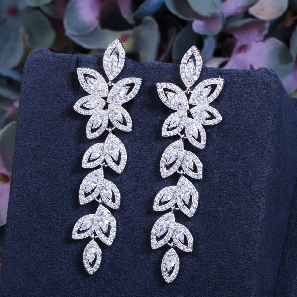 Ins European and American Fashion Long Leaf Zircon Tassel Earrings, S925 Silver Needle Micro-Paved Zircon Elegant Earrings, Valentine's Day, Mother's Day, Parties, School Ceremony, Graduation Ceremony, Birthday Gift
Ins European and American Fashion Long Leaf Zircon Tassel Earrings, S925 Silver Needle Micro-Paved Zircon Elegant Earrings, Valentine's Day, Mother's Day, Parties, School Ceremony, Graduation Ceremony, Birthday Gift