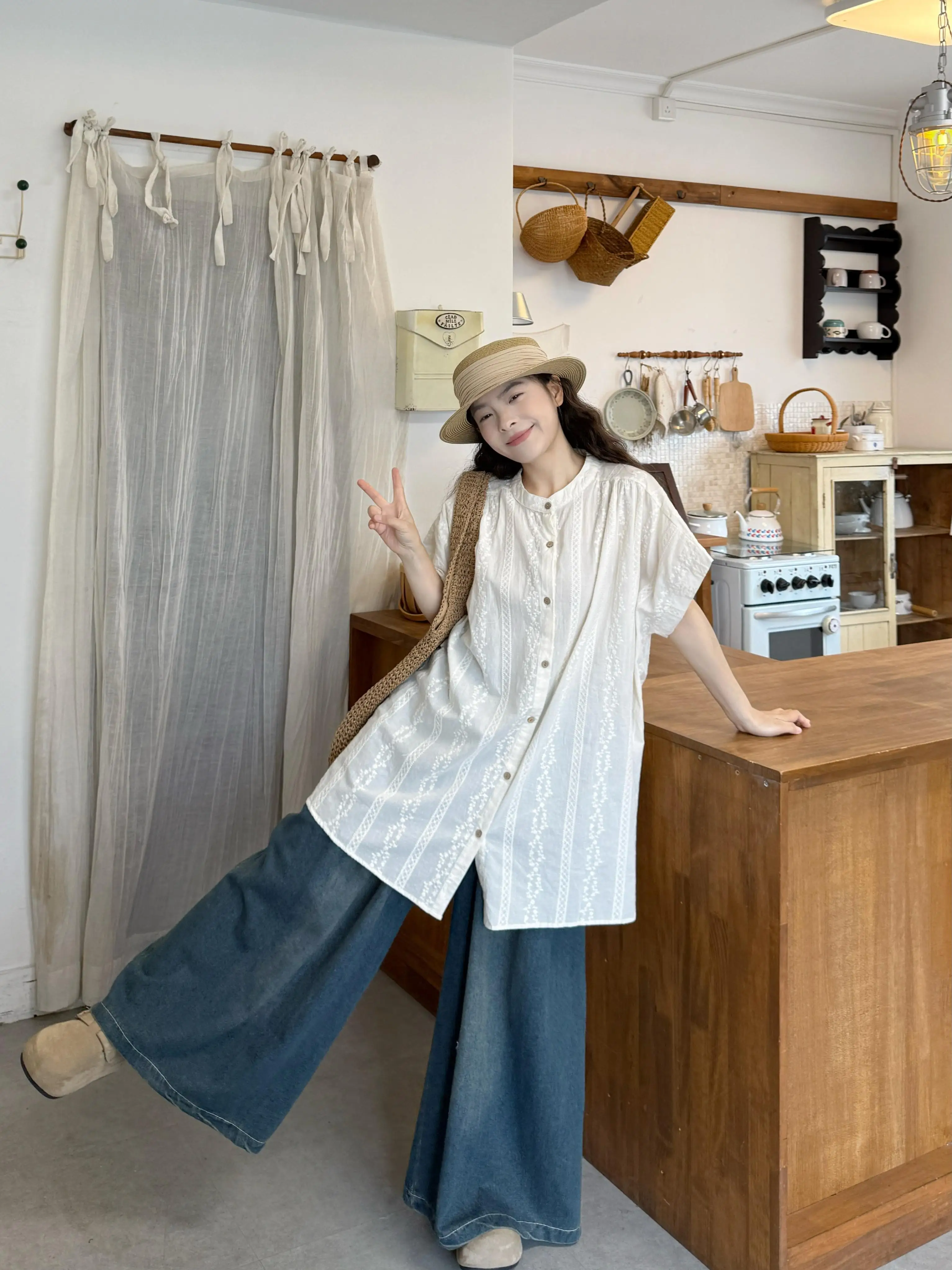 Casual Embroidered round Neck Short Sleeve Shirt Women Summer 2026 New Style Loose Fit Midi Length Slimming Vintage Top
Casual Embroidered round Neck Short Sleeve Shirt Women Summer 2026 New Style Loose Fit Midi Length Slimming Vintage Top