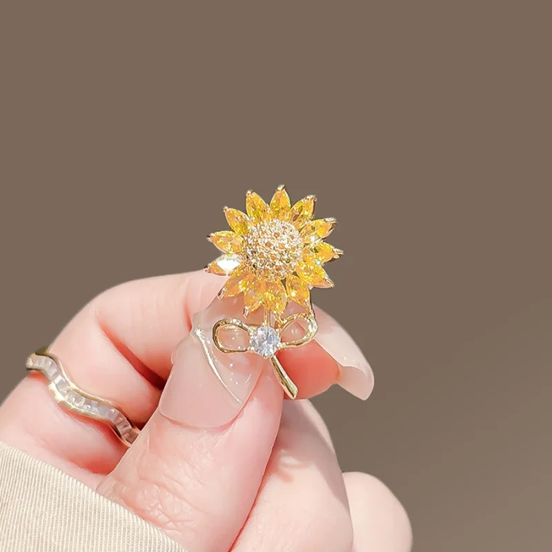 2PC setSunflower Brooch for Women High-End Luxury Niche Safety Pin Cute Small Brooch Collar Accessory
2PC setSunflower Brooch for Women High-End Luxury Niche Safety Pin Cute Small Brooch Collar Accessory