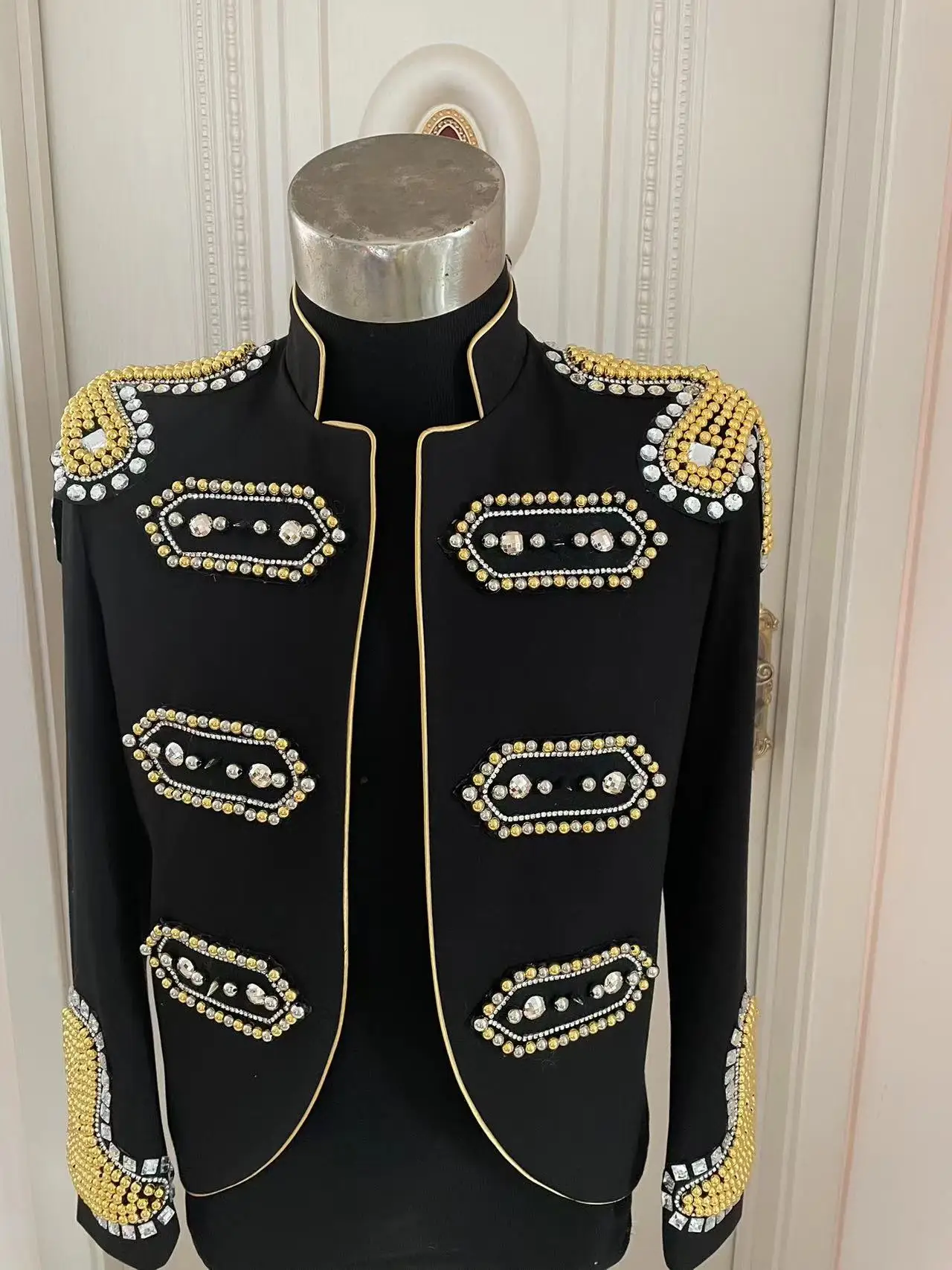 Handmade Man Pearls Royal Jacket Party Banquet Stage Formal Dress Nightclub Male Singer Dancer DJ Show Performance Coat
Handmade Man Pearls Royal Jacket Party Banquet Stage Formal Dress Nightclub Male Singer Dancer DJ Show Performance Coat