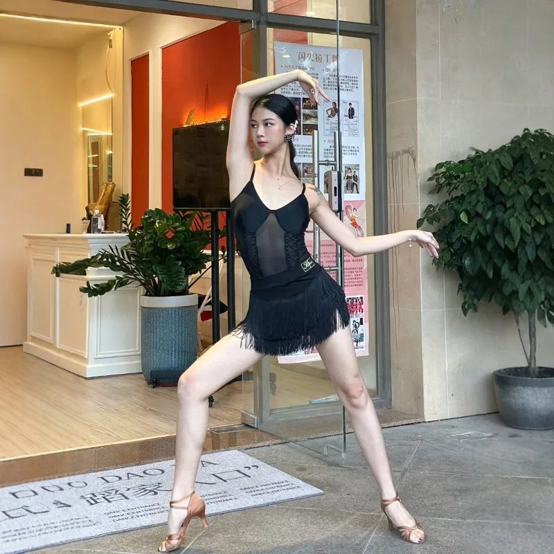 Платье для латинских танцев по индивидуальному заказу, тренировочный наряд, обучающий черный топ, комплект с юбкой с кисточками в базовом стиле
Платье для латинских танцев по индивидуальному заказу, тренировочный наряд, обучающий черный топ, комплект с юбкой с кисточками в базовом стиле