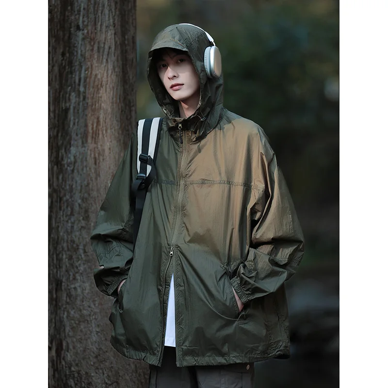 Мужская летняя тонкая легкая дышащая куртка с капюшоном для защиты от солнца, модная повседневная куртка свободного кроя американского бренда
Мужская летняя тонкая легкая дышащая куртка с капюшоном для защиты от солнца, модная повседневная куртка свободного кроя американского бренда