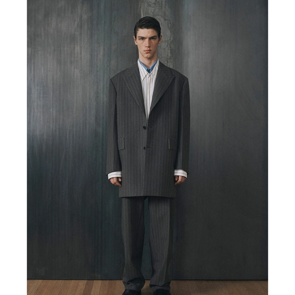 Dark Gray Men’s Vertical Stripes Single-Breasted Suit 2 Piece Jacket Pants Set Peak Lapel Loose Fit Office Party Male Outfits
Dark Gray Men’s Vertical Stripes Single-Breasted Suit 2 Piece Jacket Pants Set Peak Lapel Loose Fit Office Party Male Outfits