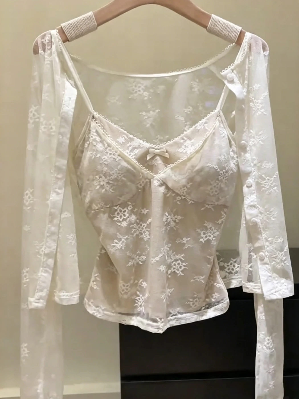 Summer Pure Desire Embroidered Lace Long Sleeve Short Cardigan Knot Camisole Two-Piece Set Women's Fashion Set
Summer Pure Desire Embroidered Lace Long Sleeve Short Cardigan Knot Camisole Two-Piece Set Women's Fashion Set