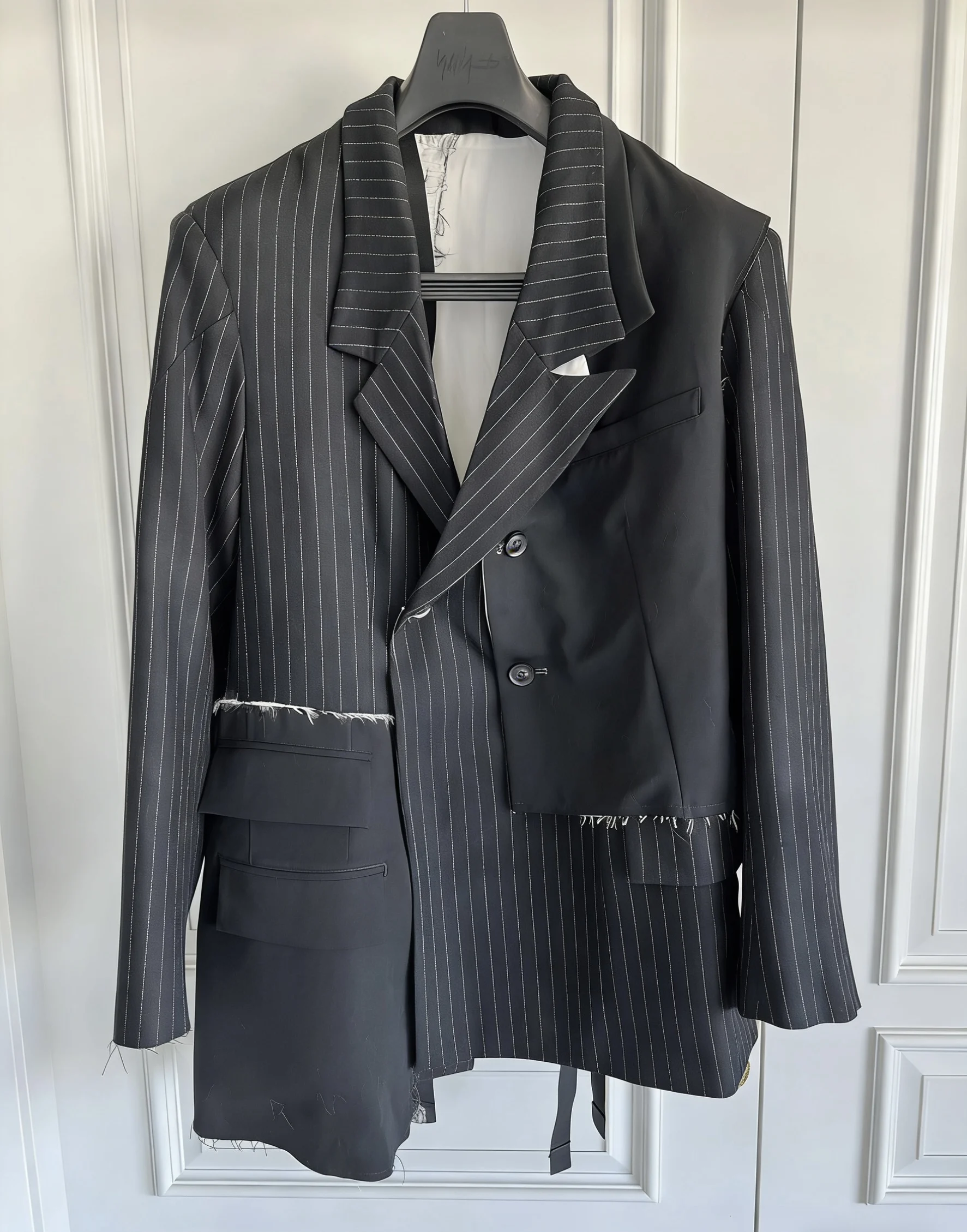 TOP-YAMAMOTO original design dark style loose back white thread patchwork wool suit jacket
TOP-YAMAMOTO original design dark style loose back white thread patchwork wool suit jacket