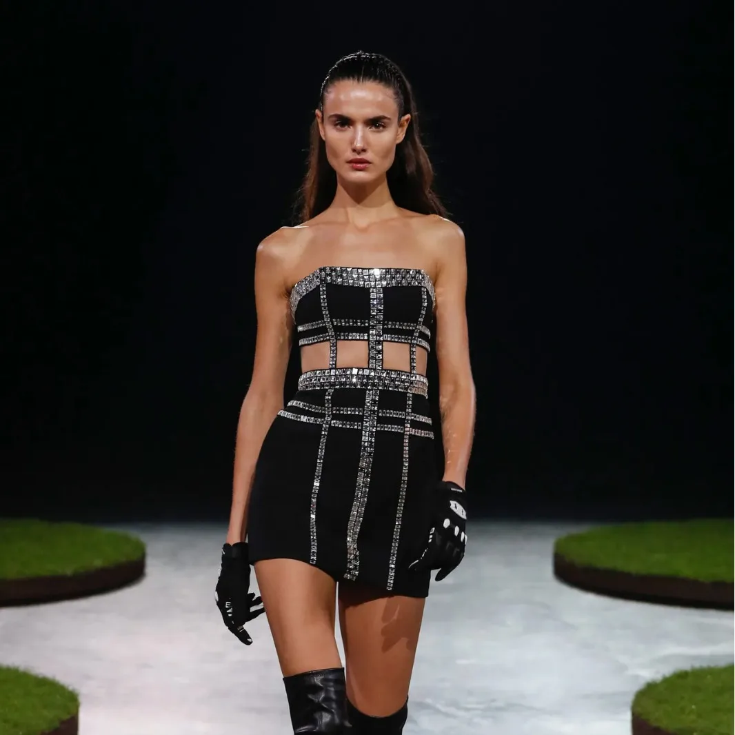 Sexy punk style bandage skirt hollow beads diamond tube top miniskirt party sexy temperament elegant high-end clothing dance cos
Sexy punk style bandage skirt hollow beads diamond tube top miniskirt party sexy temperament elegant high-end clothing dance cos