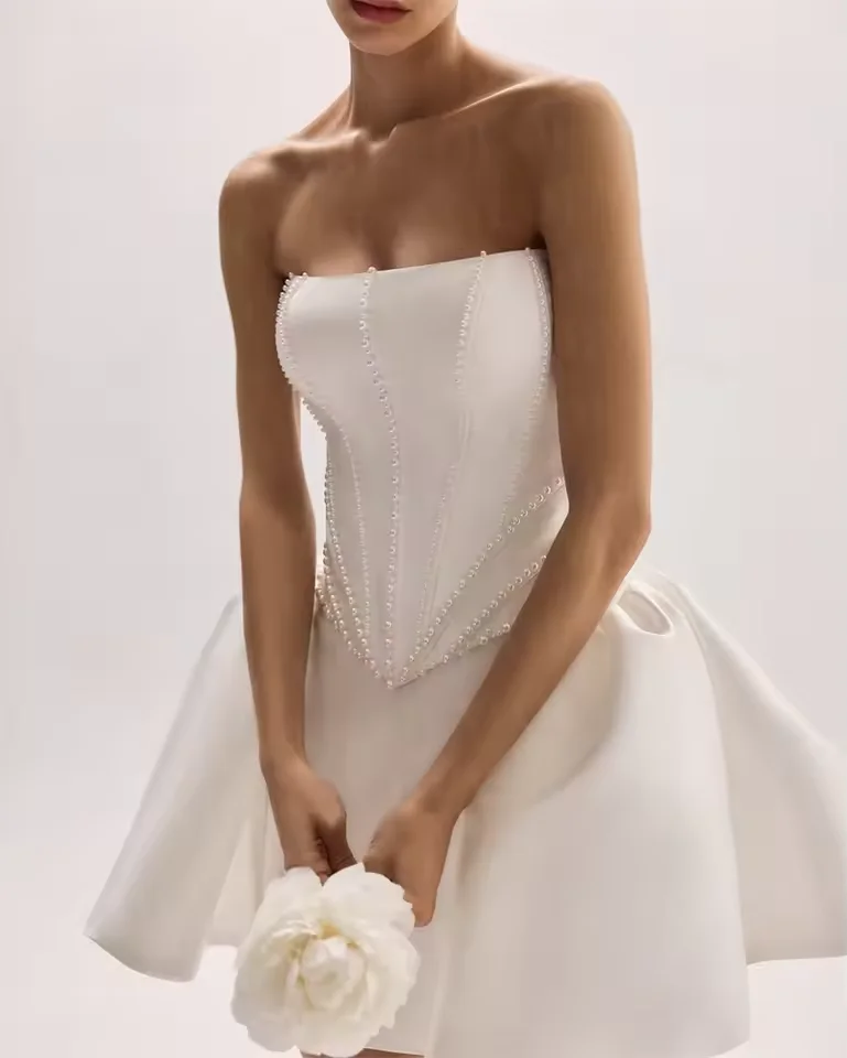Customized White Satin Mini Short Wedding Dresses Elegant strapless Pearls Bridal Gowns Tight Corset Backless Party Evening Gown
Customized White Satin Mini Short Wedding Dresses Elegant strapless Pearls Bridal Gowns Tight Corset Backless Party Evening Gown