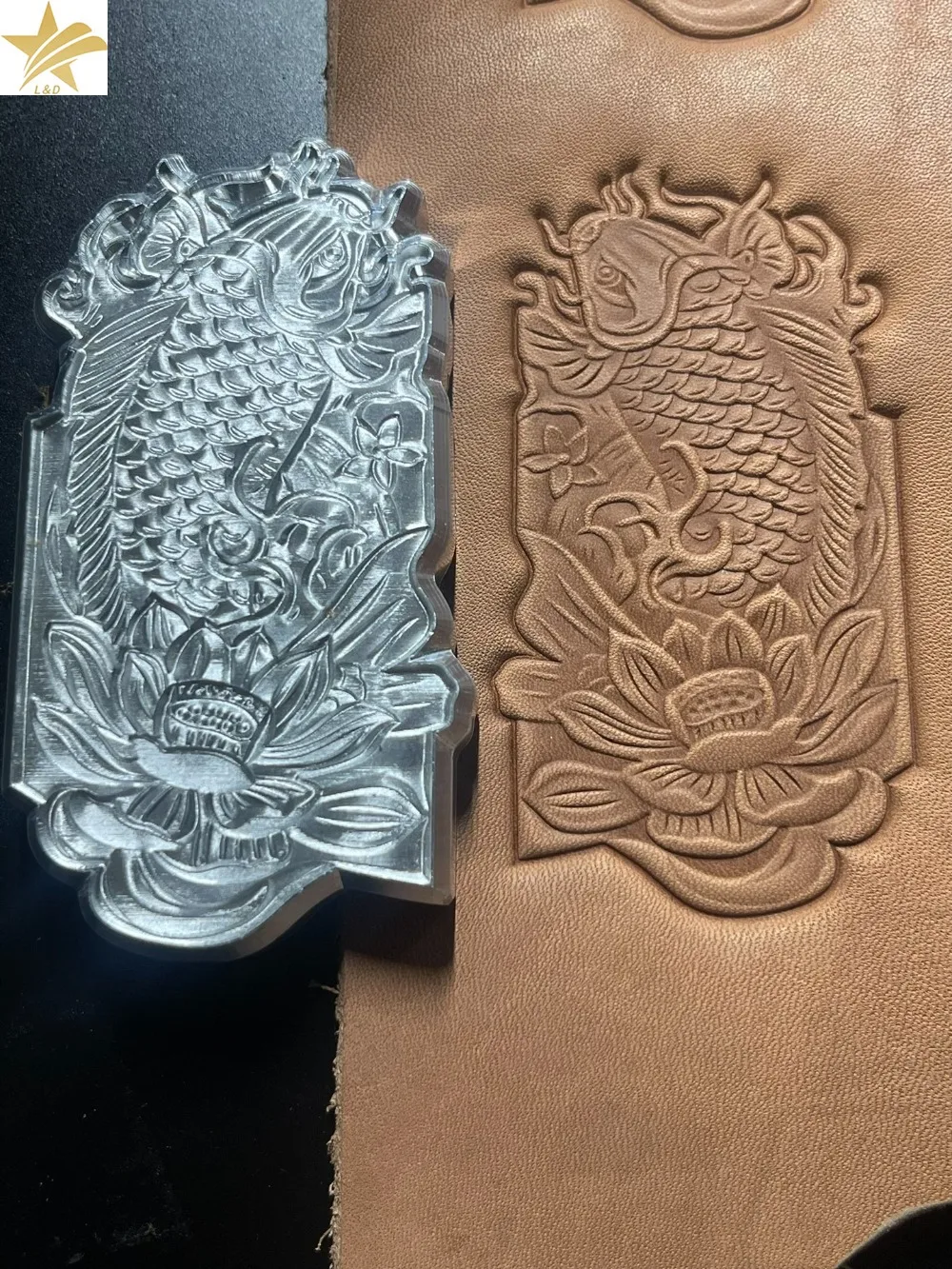 Metal Leather Embossing Stamp 3D Fish Logo Hot Cold Press Branding Mold 25x60mm for Vegetable Tanned Handmade Leather Bags Strap
Metal Leather Embossing Stamp 3D Fish Logo Hot Cold Press Branding Mold 25x60mm for Vegetable Tanned Handmade Leather Bags Strap