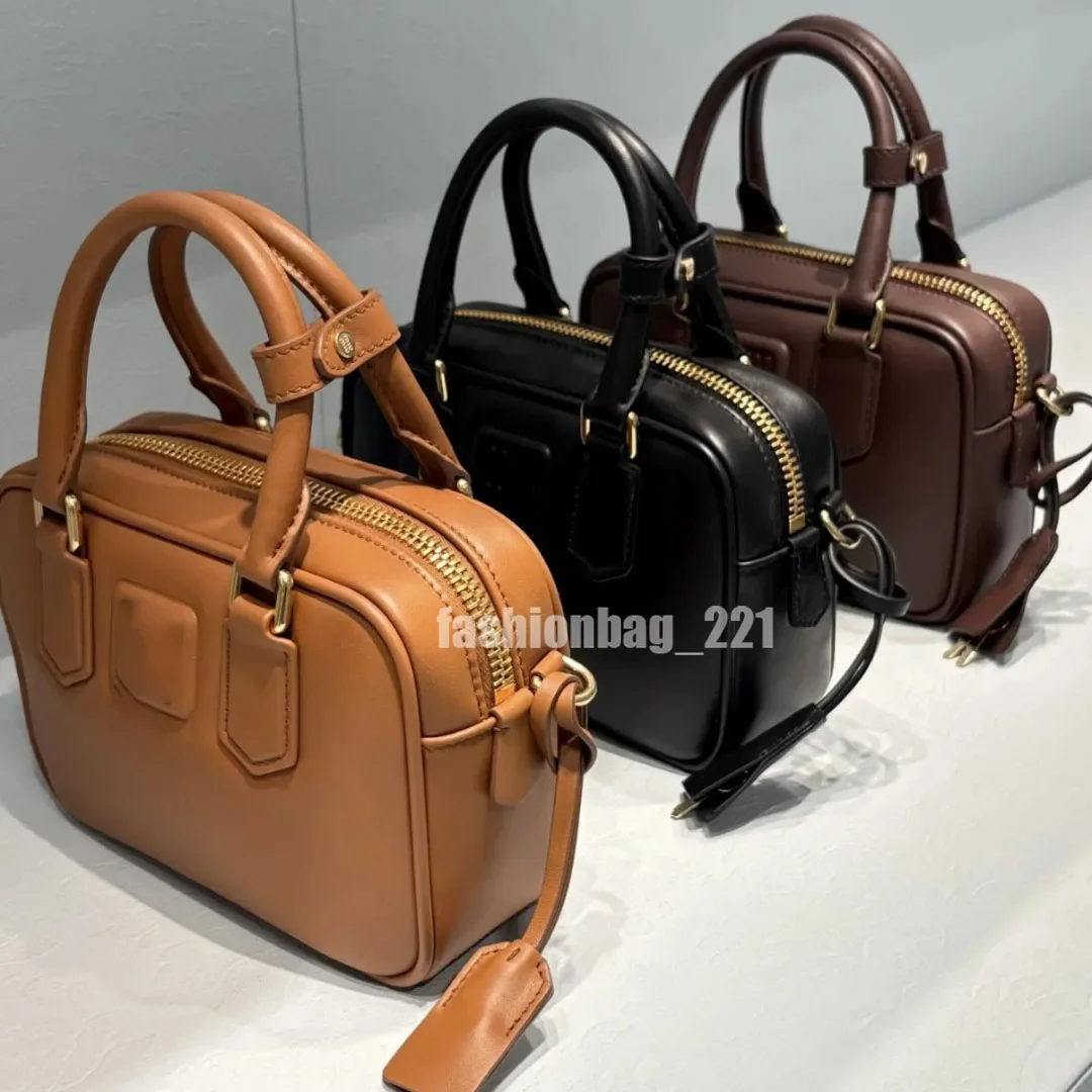 Designer Bag Top Quality Small Bowling Tote - Simple Vintage Handbag 20CM - Embossed Logo, Convertible Shoulder/Clutch with Lock
Designer Bag Top Quality Small Bowling Tote - Simple Vintage Handbag 20CM - Embossed Logo, Convertible Shoulder/Clutch with Lock