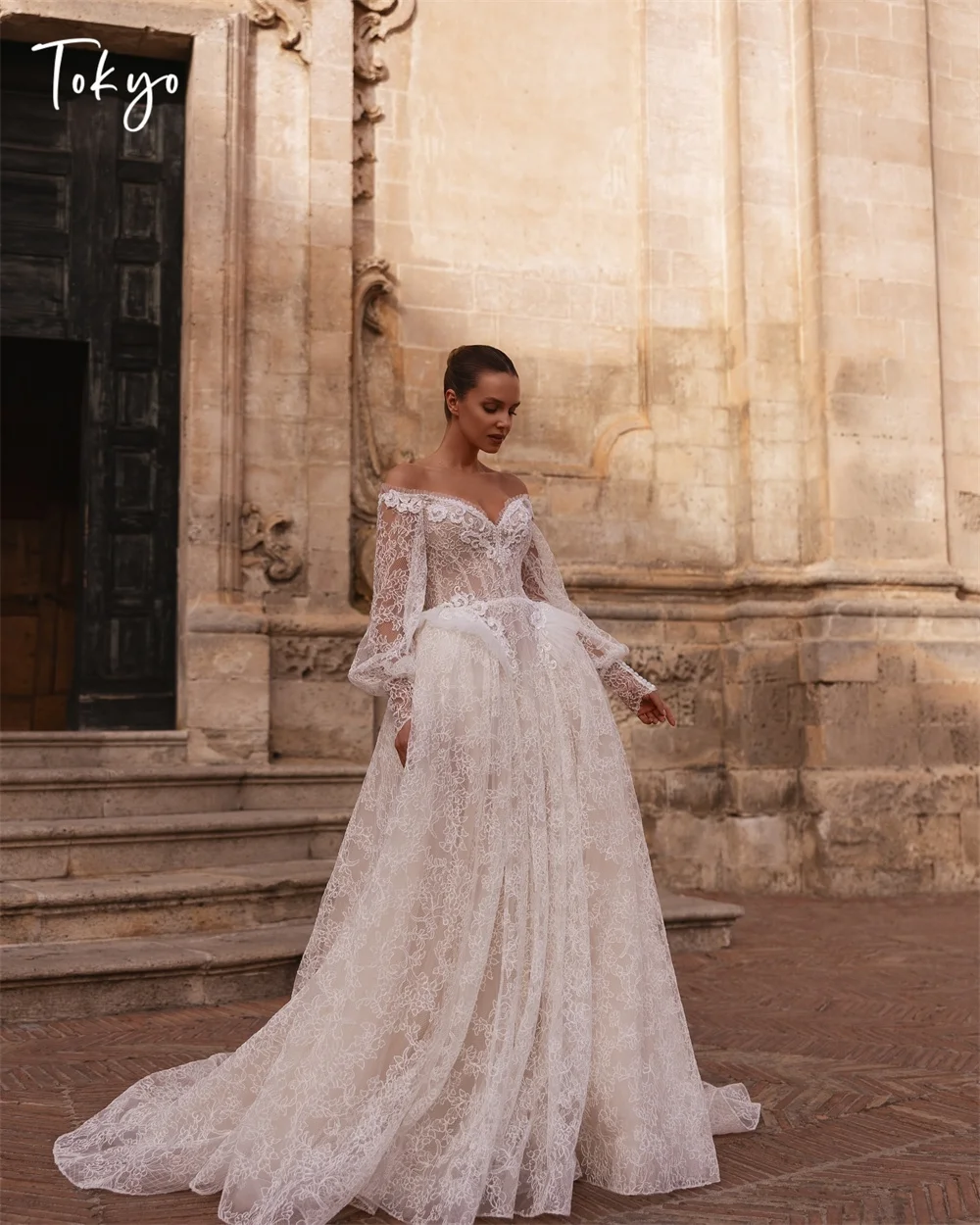 Элегантные свадебные платья с открытыми плечами по индивидуальному заказу Токио, свадебные платья с длинным рукавом и молнией сзади, белые кружевные свадебные платья со шлейфом
Элегантные свадебные платья с открытыми плечами по индивидуальному заказу Токио, свадебные платья с длинным рукавом и молнией сзади, белые кружевные свадебные платья со шлейфом