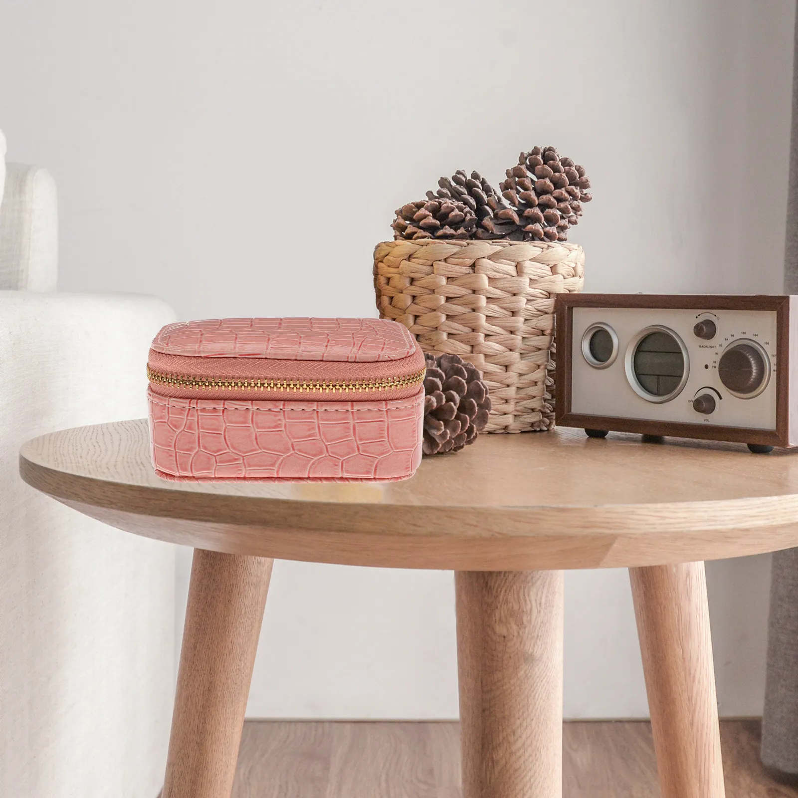 Маленький дорожный футляр для украшений, портативный органайзер, вместительная шкатулка для колец, ожерелий, браслетов, для хранения в путешествиях
Маленький дорожный футляр для украшений, портативный органайзер, вместительная шкатулка для колец, ожерелий, браслетов, для хранения в путешествиях