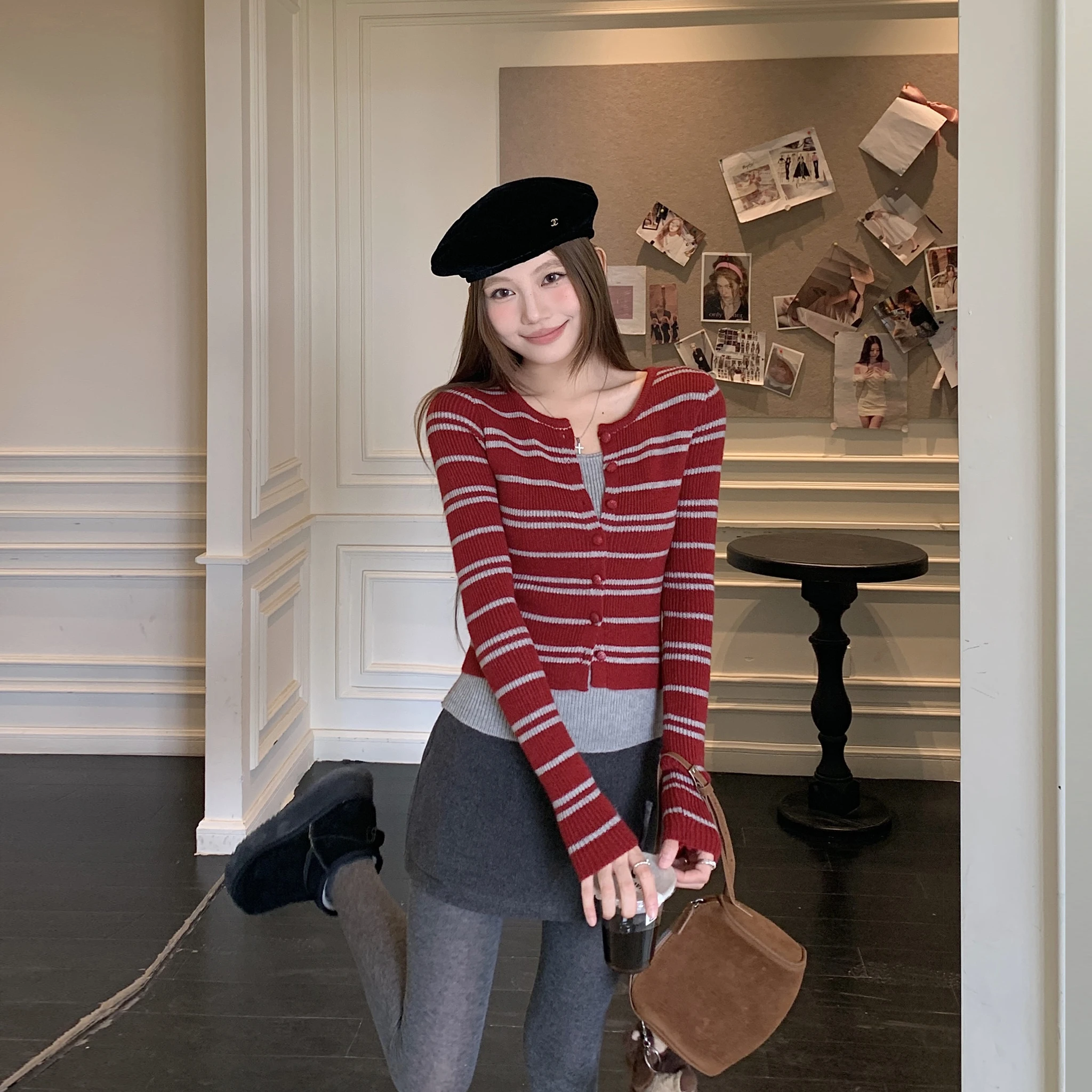 Универсальный полосатый искусственный двухсекционный круглый вязаный свитер на одной пуговице в стиле ретро, женский осенне-зимний модный красивый топ
Универсальный полосатый искусственный двухсекционный круглый вязаный свитер на одной пуговице в стиле ретро, женский осенне-зимний модный красивый топ