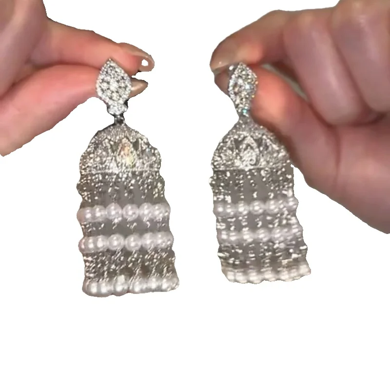 Wind chime bird cage pearl fringed earrings court style exaggerated three-dimensional temperament light luxury earrings
Wind chime bird cage pearl fringed earrings court style exaggerated three-dimensional temperament light luxury earrings