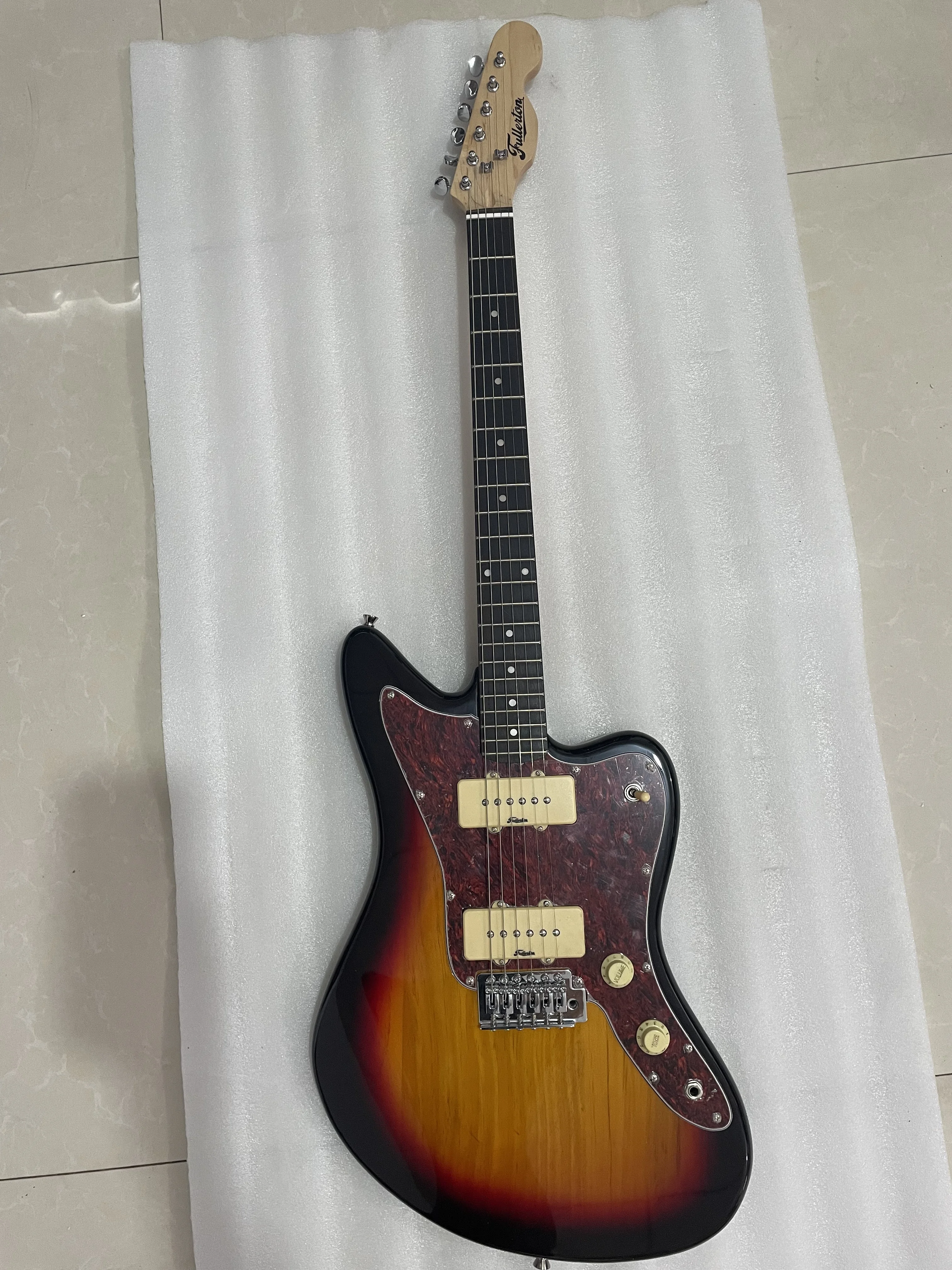 Stock custom classic 6 strings electric guitar, customized body, special shape maple fingerboard, surfing green, fast ship
Stock custom classic 6 strings electric guitar, customized body, special shape maple fingerboard, surfing green, fast ship