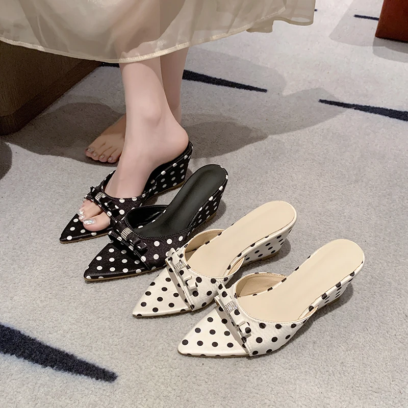 **Fashionable Hot Selling Comfortable Bow Tie High-heeled Slippers Women's Summer New Style Pointed Elegant Wedge Heel Slippers
**Fashionable Hot Selling Comfortable Bow Tie High-heeled Slippers Women's Summer New Style Pointed Elegant Wedge Heel Slippers