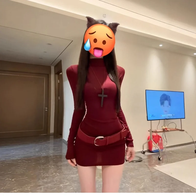 Korean-style sexy red long-sleeve dress with half-high collar for women, autumn elegant and sexy tight-fitting bodycon short dre
Korean-style sexy red long-sleeve dress with half-high collar for women, autumn elegant and sexy tight-fitting bodycon short dre