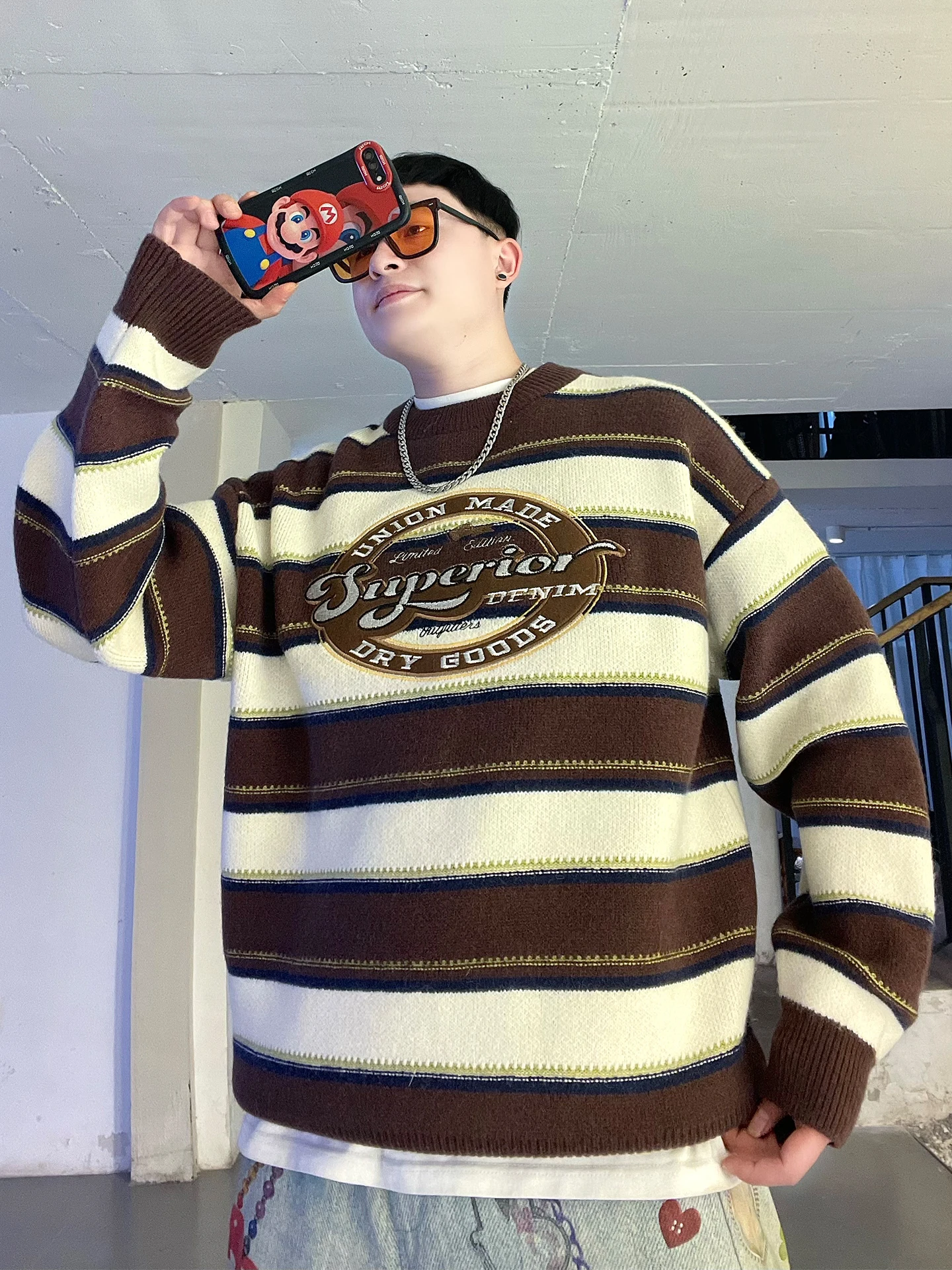 Американский ретро-свитер в стиле колледж с вышивкой и полосками, теплый, уютный, вязаный, для мужчин и женщин, повседневная зимняя одежда
Американский ретро-свитер в стиле колледж с вышивкой и полосками, теплый, уютный, вязаный, для мужчин и женщин, повседневная зимняя одежда