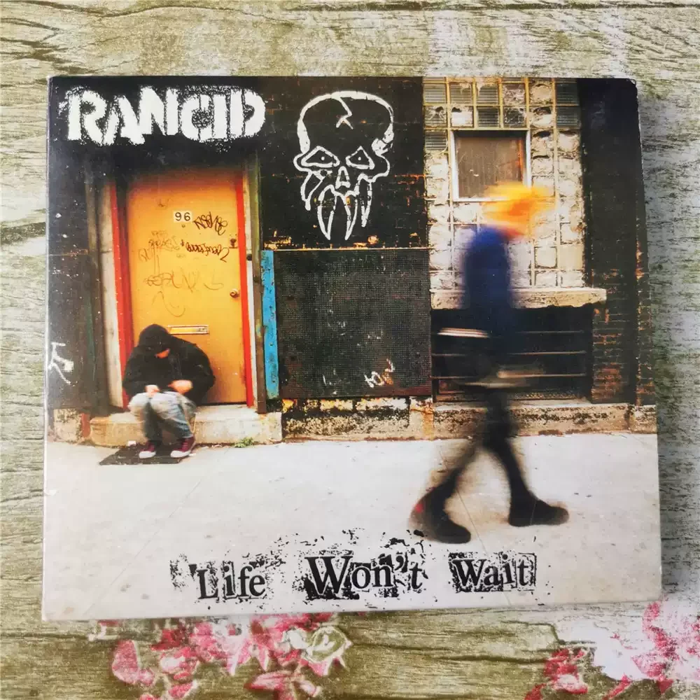 CD Rancid Life Won't Wait It Is One of The Representative Works of The Punk Revival in The 1990 S; Issued in 1995
CD Rancid Life Won't Wait It Is One of The Representative Works of The Punk Revival in The 1990 S; Issued in 1995