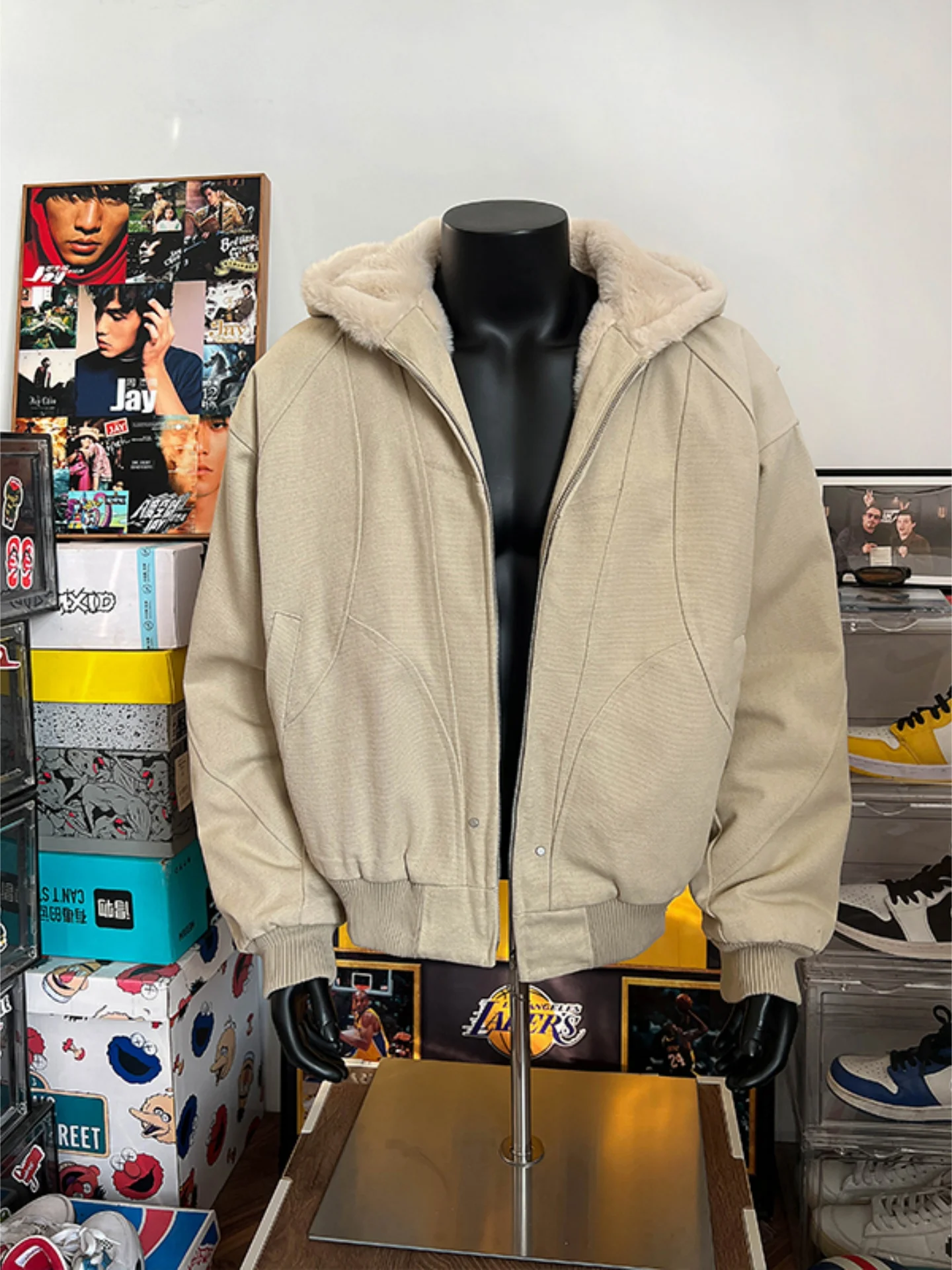 Утепленная зимняя хлопковая куртка для мужчин в американском стиле, молодежная повседневная теплая куртка из канваса на молнии, однотонная.
Утепленная зимняя хлопковая куртка для мужчин в американском стиле, молодежная повседневная теплая куртка из канваса на молнии, однотонная.