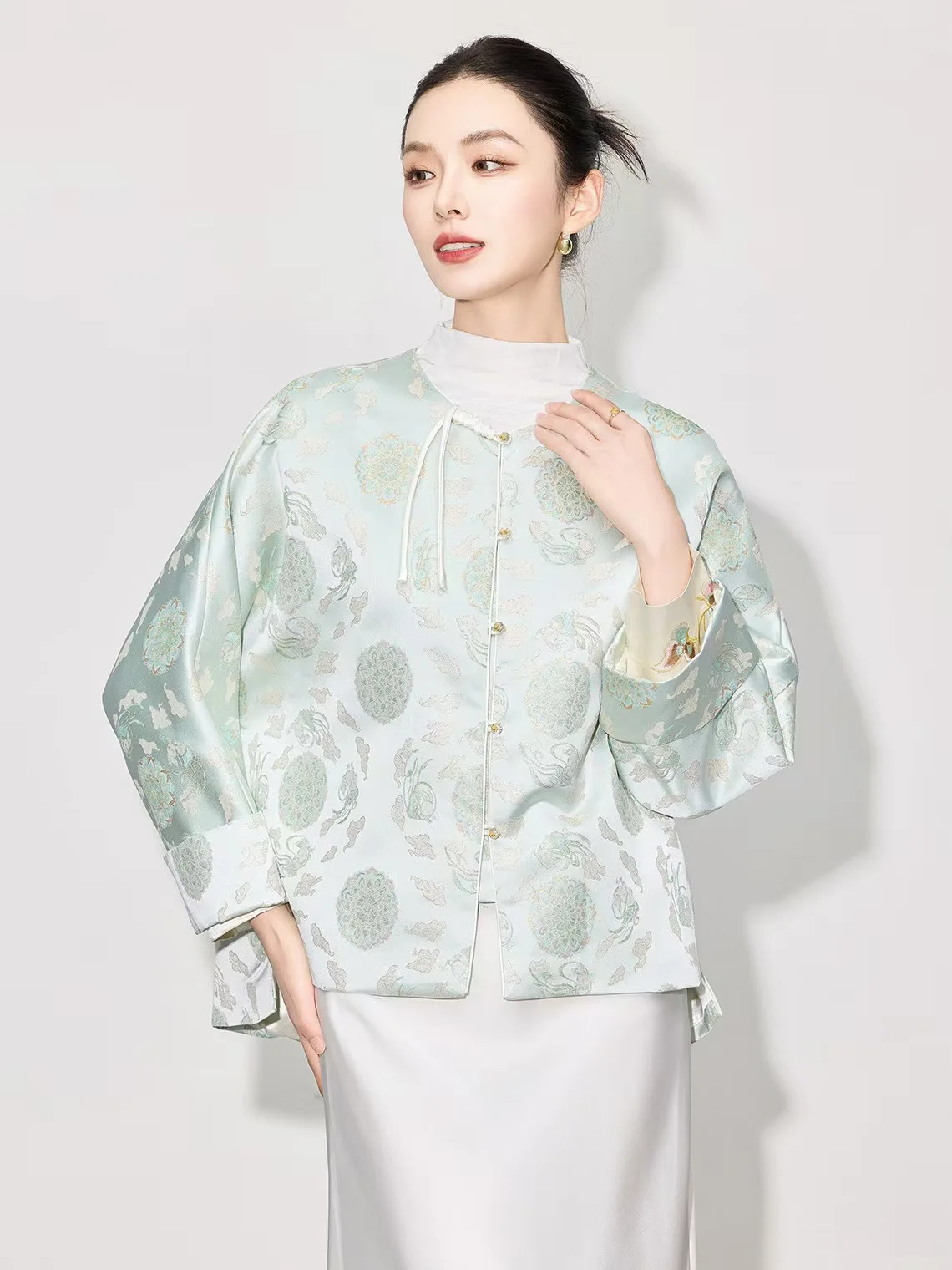 Chinese style ladies jacket top round neck vintage China new design silk jacquard embroidery craft top women
Chinese style ladies jacket top round neck vintage China new design silk jacquard embroidery craft top women