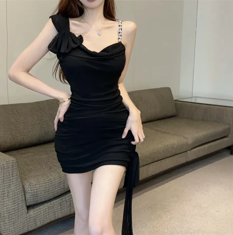 Womens Dresses 2025 Summer New Fashion Chain Strap Sleeveless Casual Solid Color Skinny Hip-Wrapping Daily Mini Dress
Womens Dresses 2025 Summer New Fashion Chain Strap Sleeveless Casual Solid Color Skinny Hip-Wrapping Daily Mini Dress