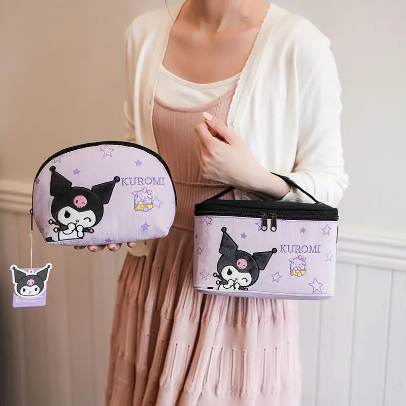 Sanrio 3D модная женская косметичка с вышивкой Hello Kitty, большая вместительная дорожная портативная сумка для хранения
Sanrio 3D модная женская косметичка с вышивкой Hello Kitty, большая вместительная дорожная портативная сумка для хранения