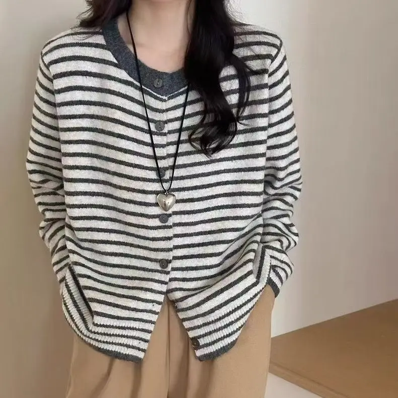 2026 Fashion Striped Cardigan Coats Women Spring Autumn Contrast Color Knitted Overcoats Female Loose Sweaters Jackets U221
2026 Fashion Striped Cardigan Coats Women Spring Autumn Contrast Color Knitted Overcoats Female Loose Sweaters Jackets U221