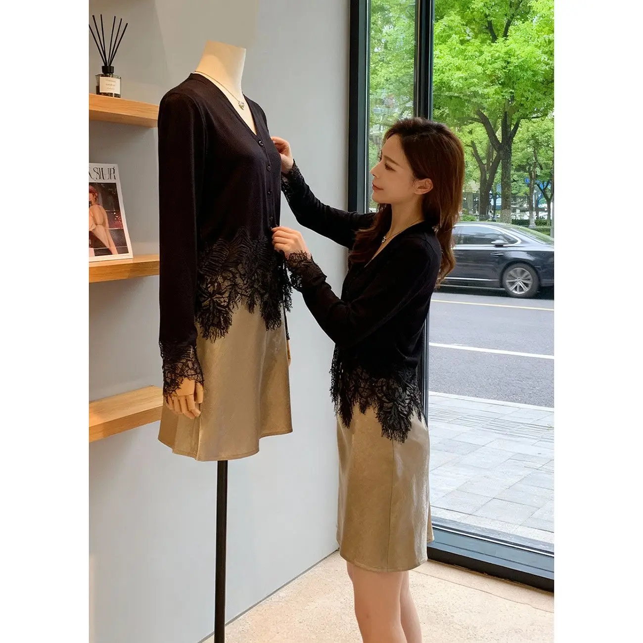 Elegant Black Lace Splice Knitted Top V-Neck High-End Spring Cardigan Loose Fit Long Sleeve Polyester Fiber Casual Chic
Elegant Black Lace Splice Knitted Top V-Neck High-End Spring Cardigan Loose Fit Long Sleeve Polyester Fiber Casual Chic