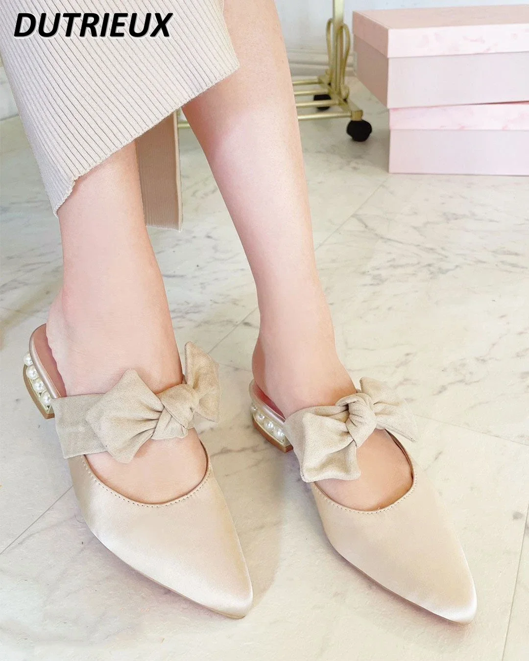 Elegant Sweet Cute Japanese Style Gold Bow Pearl Heel Slippers Toe Fashion Solid Color 2024 New Spring Summer Women's Shoes
Elegant Sweet Cute Japanese Style Gold Bow Pearl Heel Slippers Toe Fashion Solid Color 2024 New Spring Summer Women's Shoes