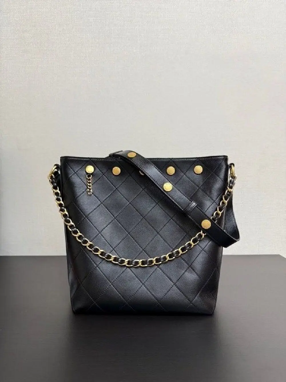 Casual Large Capacity Tote Bag Single Shoulder Vintage Retro Backpack Street Trend PU Material Autumn Winter New Style Lock Bag
Casual Large Capacity Tote Bag Single Shoulder Vintage Retro Backpack Street Trend PU Material Autumn Winter New Style Lock Bag