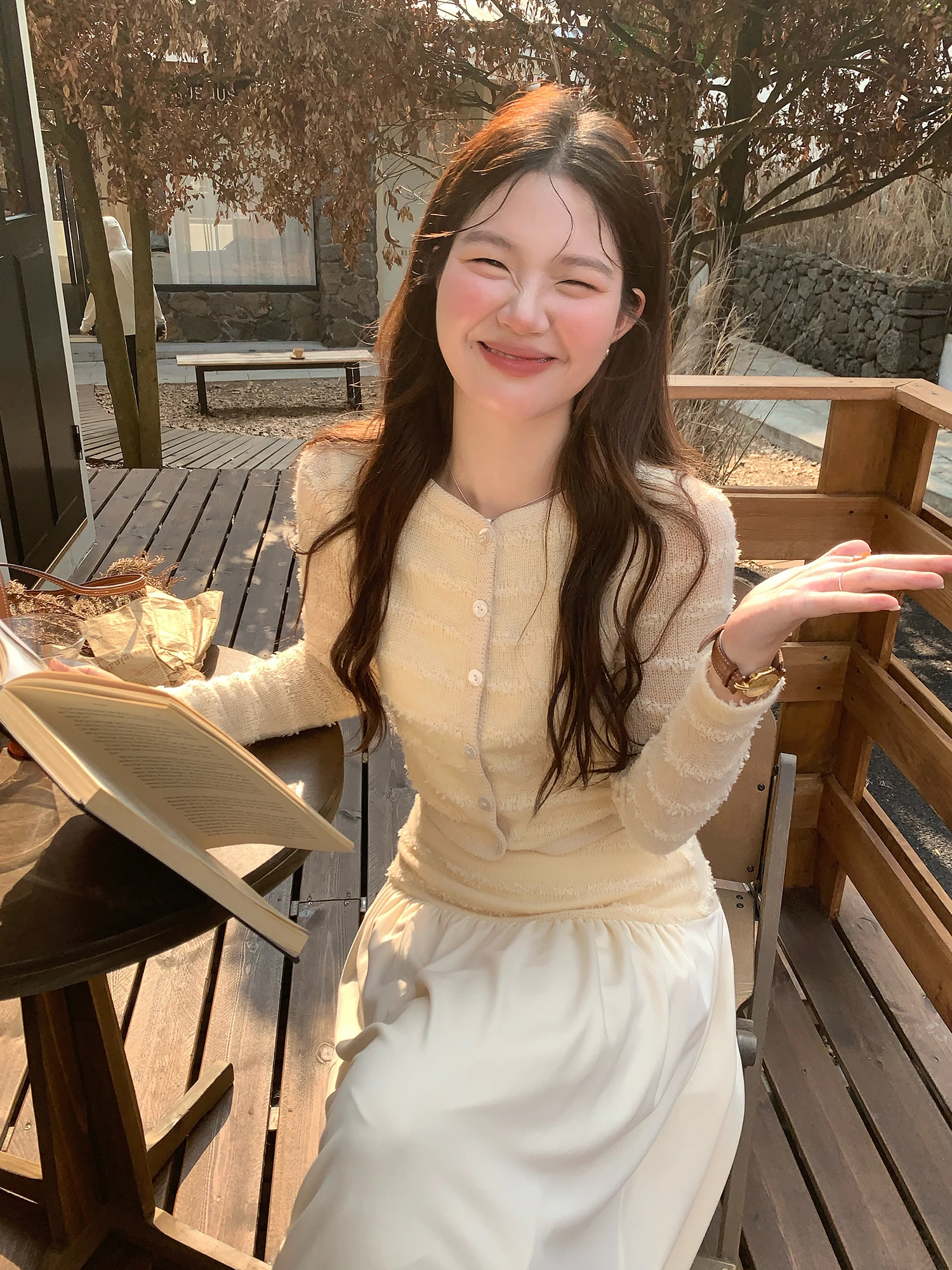 Мягкий вязаный свитер и юбка миди для женщин: модный корейский кардиган с длинными рукавами, облегающий осенний комплект
Мягкий вязаный свитер и юбка миди для женщин: модный корейский кардиган с длинными рукавами, облегающий осенний комплект