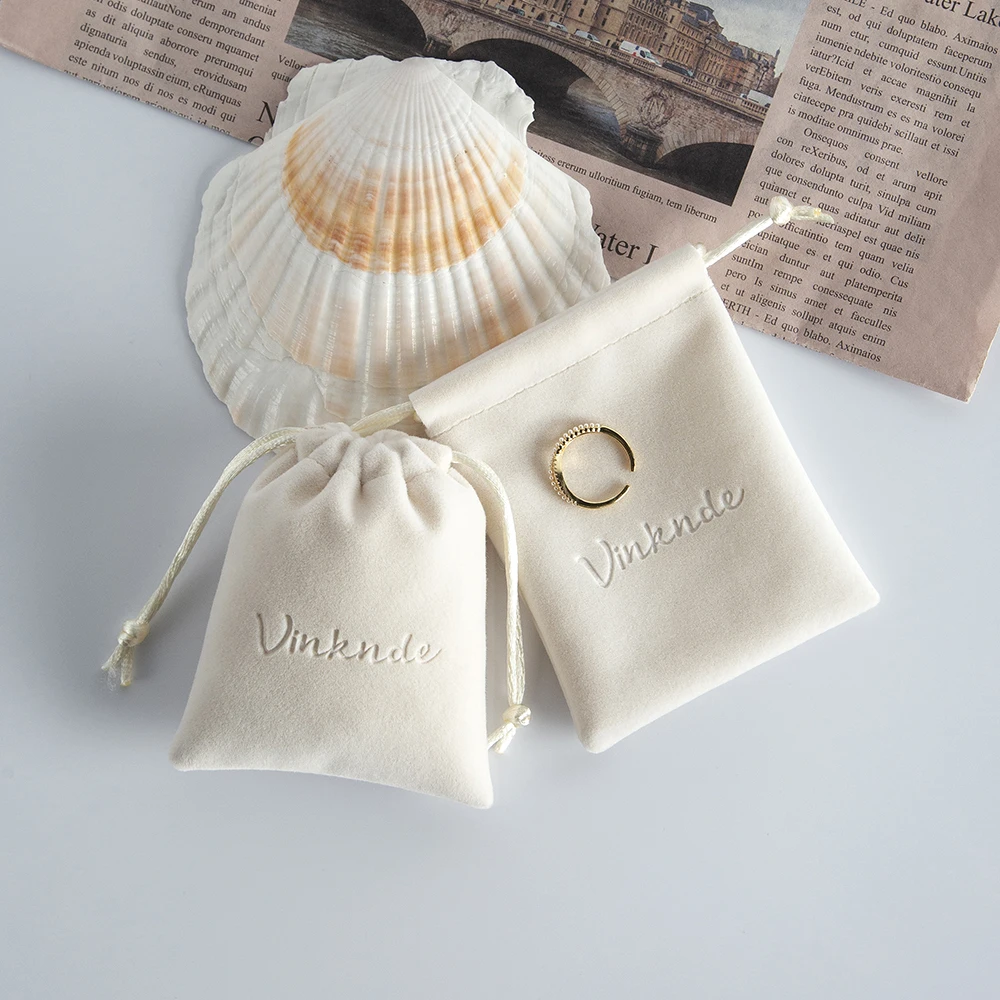 100pcs Custom Logo Beige Velvet Drawstring Jewelry Bag Wedding Favors Gift Pouch Ring Earring Necklace Bracelet Pendant Storage
100pcs Custom Logo Beige Velvet Drawstring Jewelry Bag Wedding Favors Gift Pouch Ring Earring Necklace Bracelet Pendant Storage