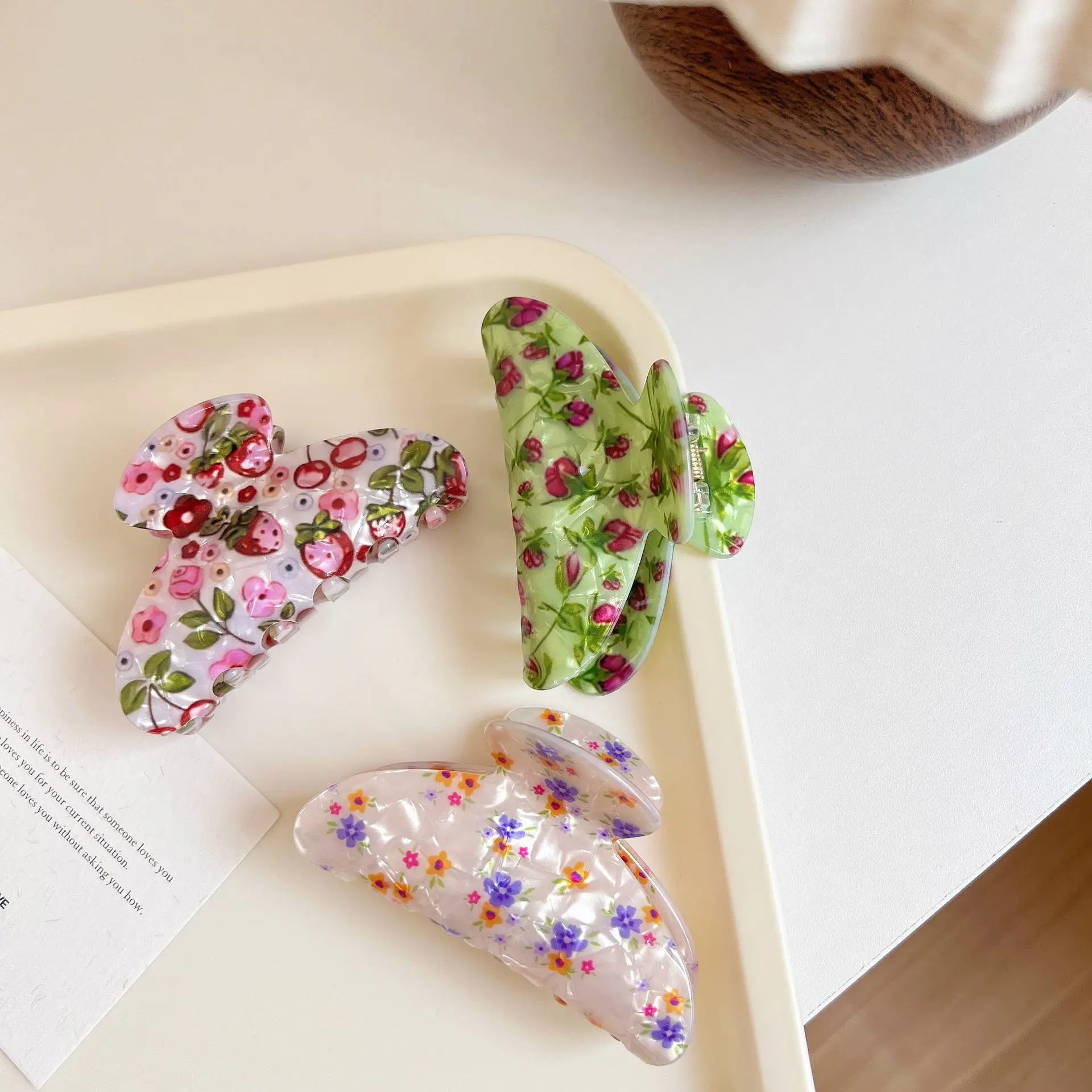 YHJ Fashion Floral Print Hair Claw Retro Classic Style Colorful Acrylic Hair Claw Clips Hair Accessories for Women Girls
YHJ Fashion Floral Print Hair Claw Retro Classic Style Colorful Acrylic Hair Claw Clips Hair Accessories for Women Girls