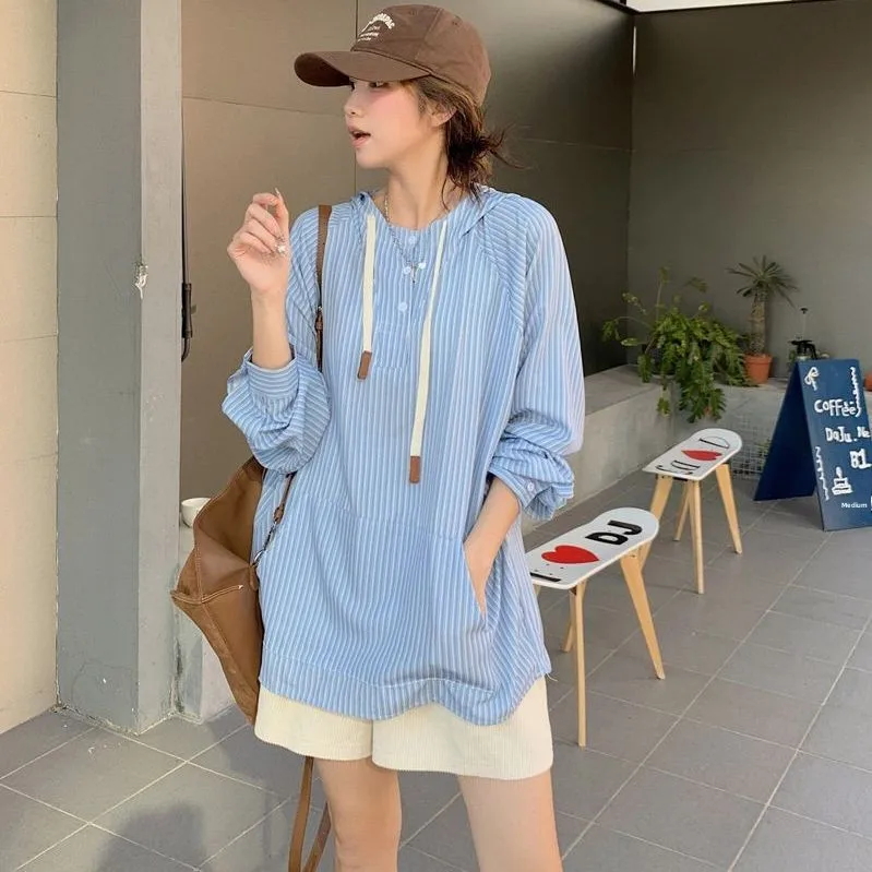 Женская рубашка в корейском стиле с полосками, на шнурке, с капюшоном, свободного кроя, повседневная, винтажная, осенняя, новый дизайн, универсальная
Женская рубашка в корейском стиле с полосками, на шнурке, с капюшоном, свободного кроя, повседневная, винтажная, осенняя, новый дизайн, универсальная