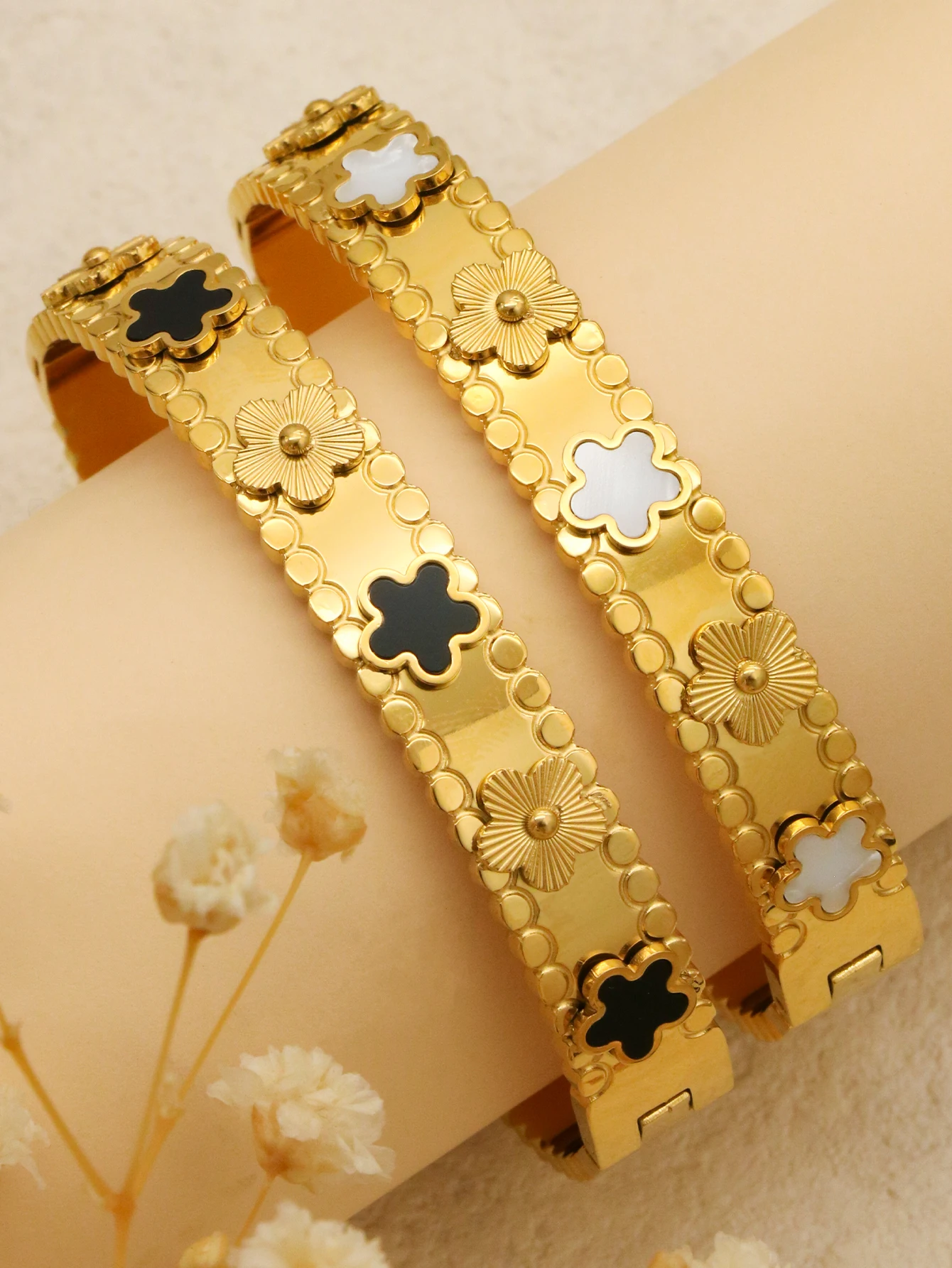 1 Piece French New Vintage Luxury Personalized Flower Bracelet Set With Acrylic Stainless Steel Five Leaf Grass Women's Bracelet
1 Piece French New Vintage Luxury Personalized Flower Bracelet Set With Acrylic Stainless Steel Five Leaf Grass Women's Bracelet