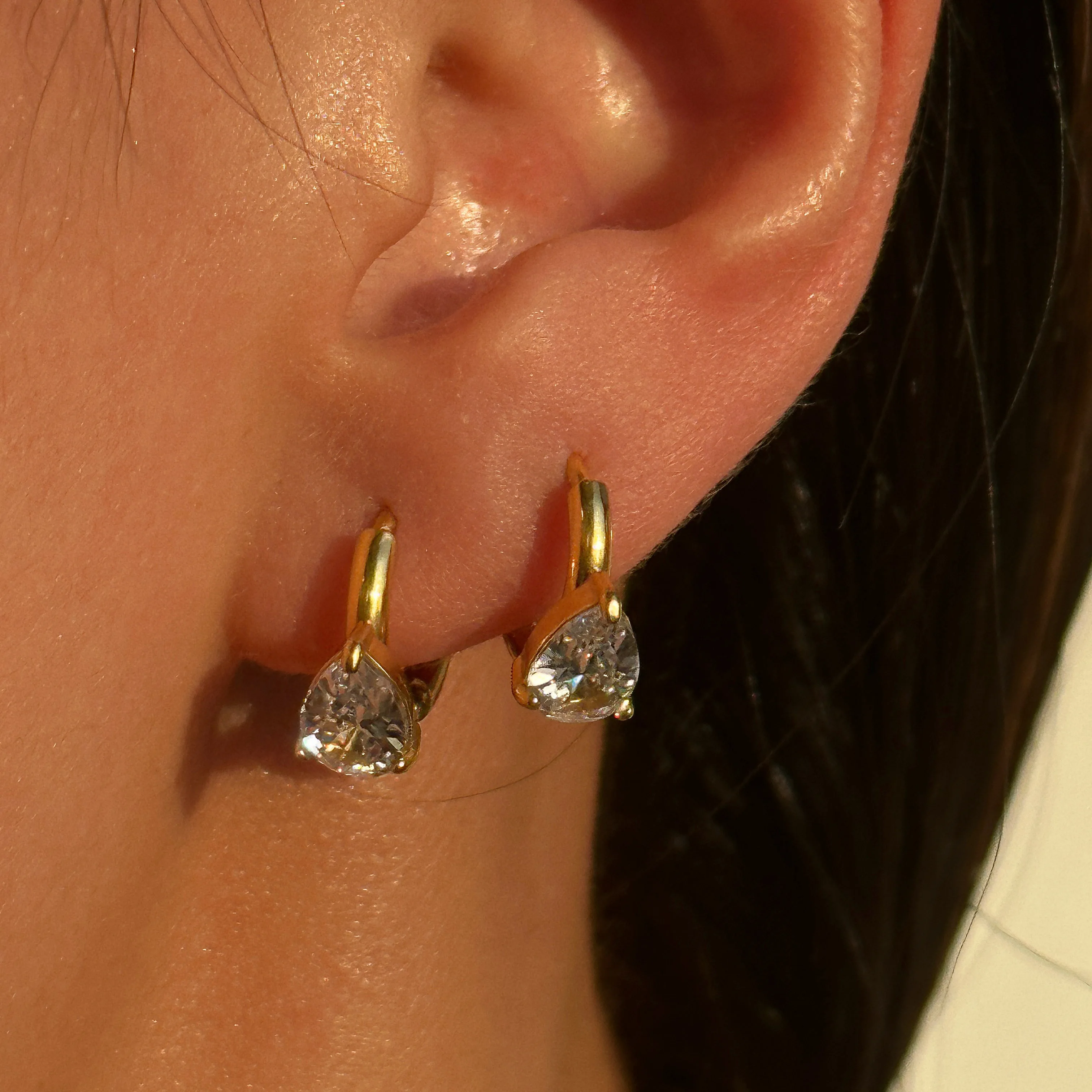 DASEIN New Trendy 18k Gold Plated Minimalist White Tear Drop Zircon Earrings Hypoallergenic Stainless Steel Jewelry for Women
DASEIN New Trendy 18k Gold Plated Minimalist White Tear Drop Zircon Earrings Hypoallergenic Stainless Steel Jewelry for Women
