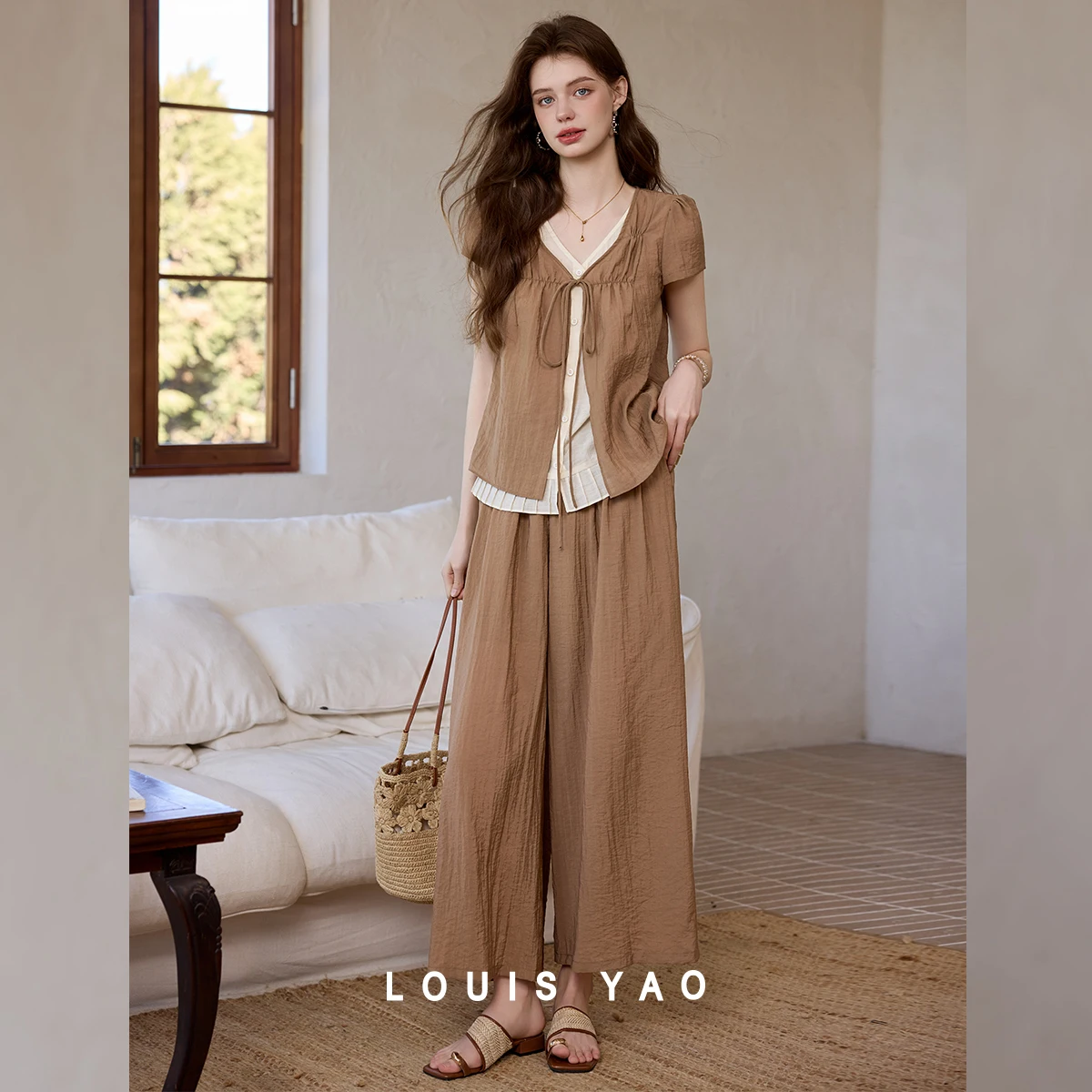 LOUIS YAO Retro Fake Two-Piece Outfit 2026 Summer Women V-Neck Short Sleeve Top High Waist Ankle-Length Pants Matching Sets
LOUIS YAO Retro Fake Two-Piece Outfit 2026 Summer Women V-Neck Short Sleeve Top High Waist Ankle-Length Pants Matching Sets