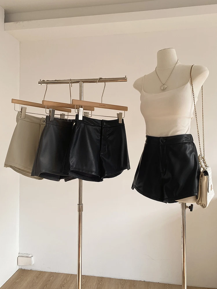 2025 Autumn New Korean Style Fashion Chic Simple PU Leather Shorts for Women High Waist Slim Loose Wide Legs Short Pants
2025 Autumn New Korean Style Fashion Chic Simple PU Leather Shorts for Women High Waist Slim Loose Wide Legs Short Pants