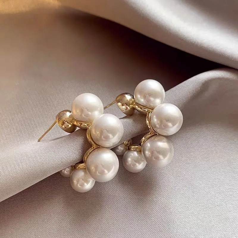 French Hepburn Style Big Pearl Stud Earrings Elegant Circle Women's Earrings Autumn and Winter Exaggerated Earrings Light Luxury
French Hepburn Style Big Pearl Stud Earrings Elegant Circle Women's Earrings Autumn and Winter Exaggerated Earrings Light Luxury